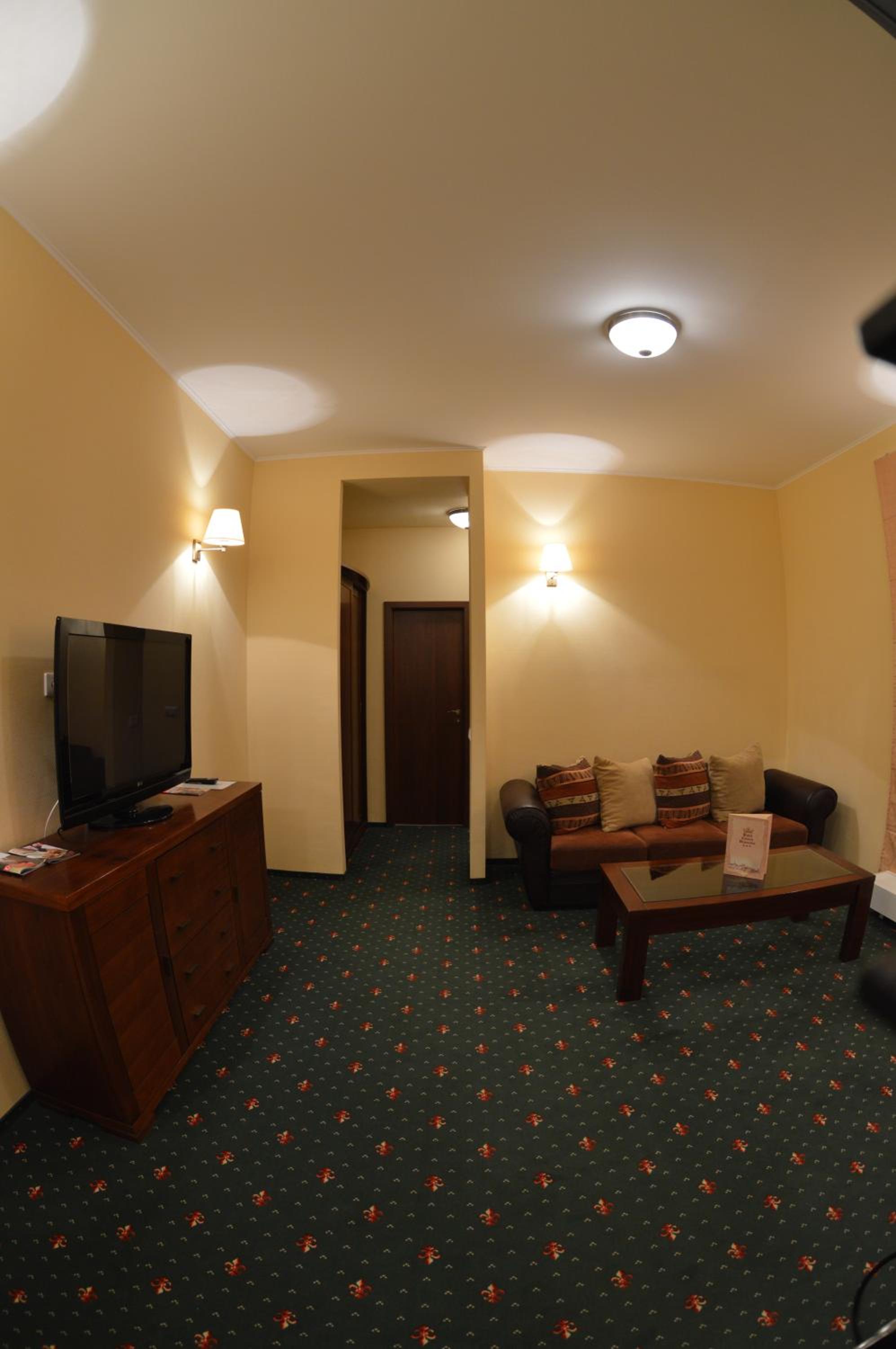 Apartment with Balcony - Photo 10