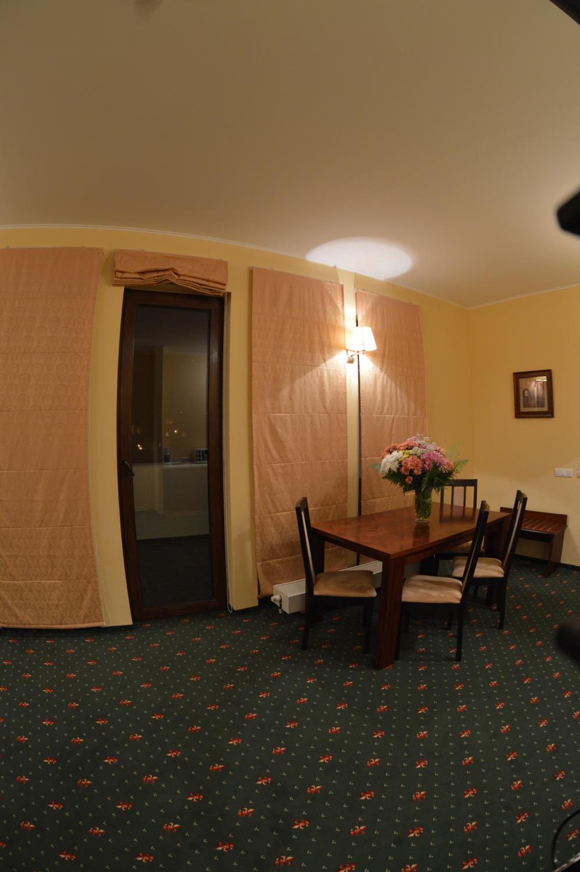 Apartment with Balcony - Photo 6