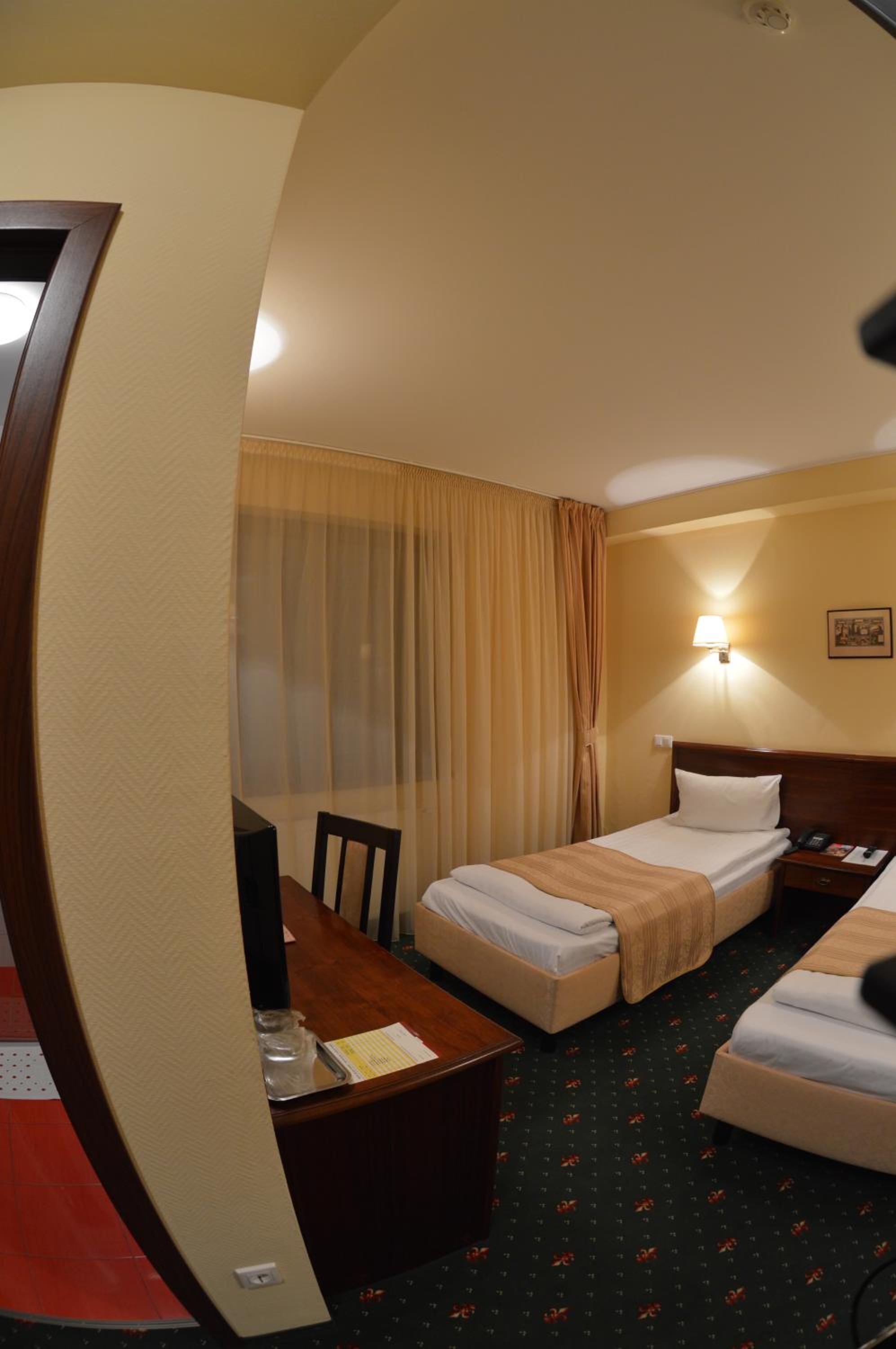 Twin Room - Photo 6