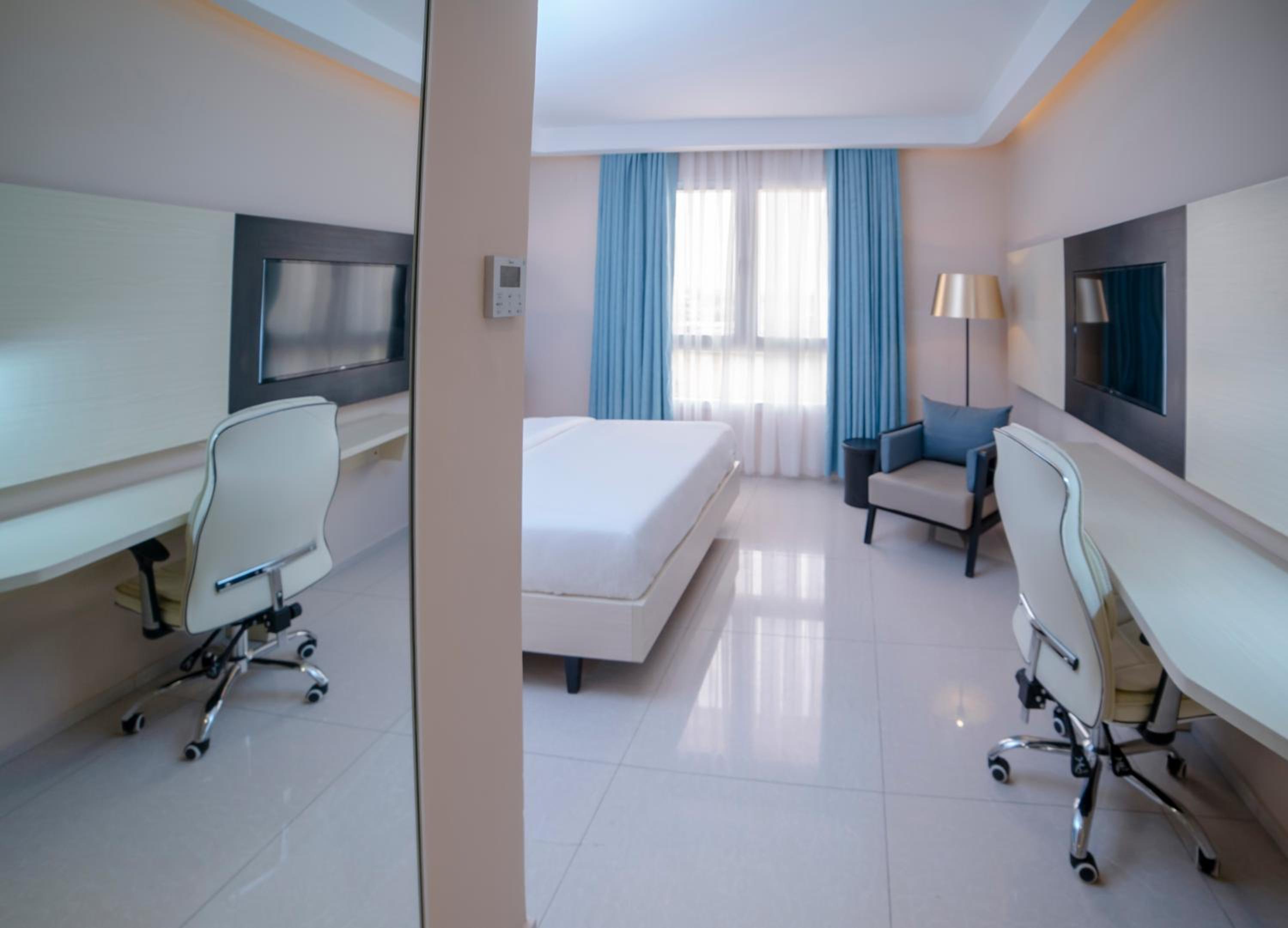 Standard King Room with Pool View photo 3