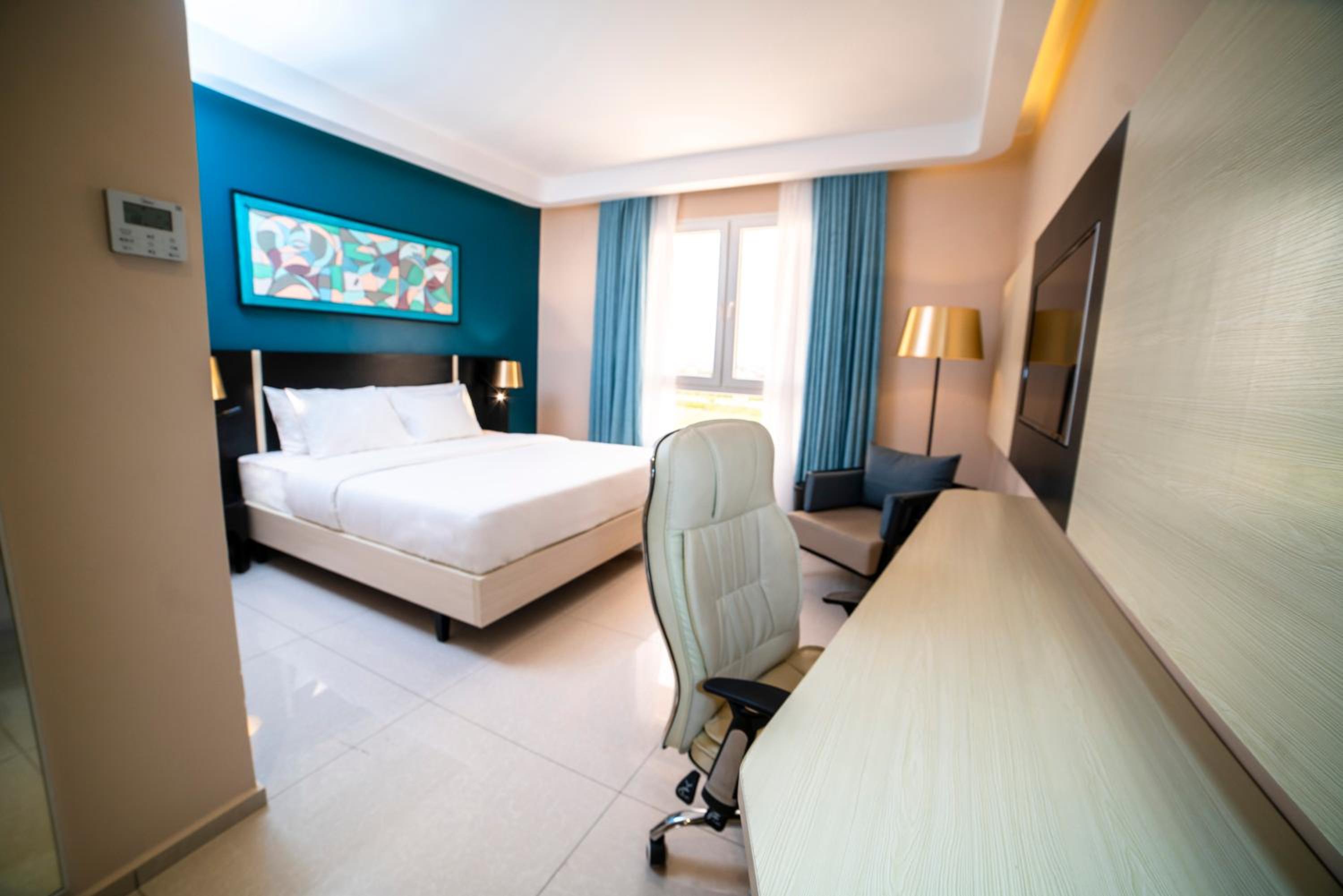 Standard King Room with Pool View photo 2