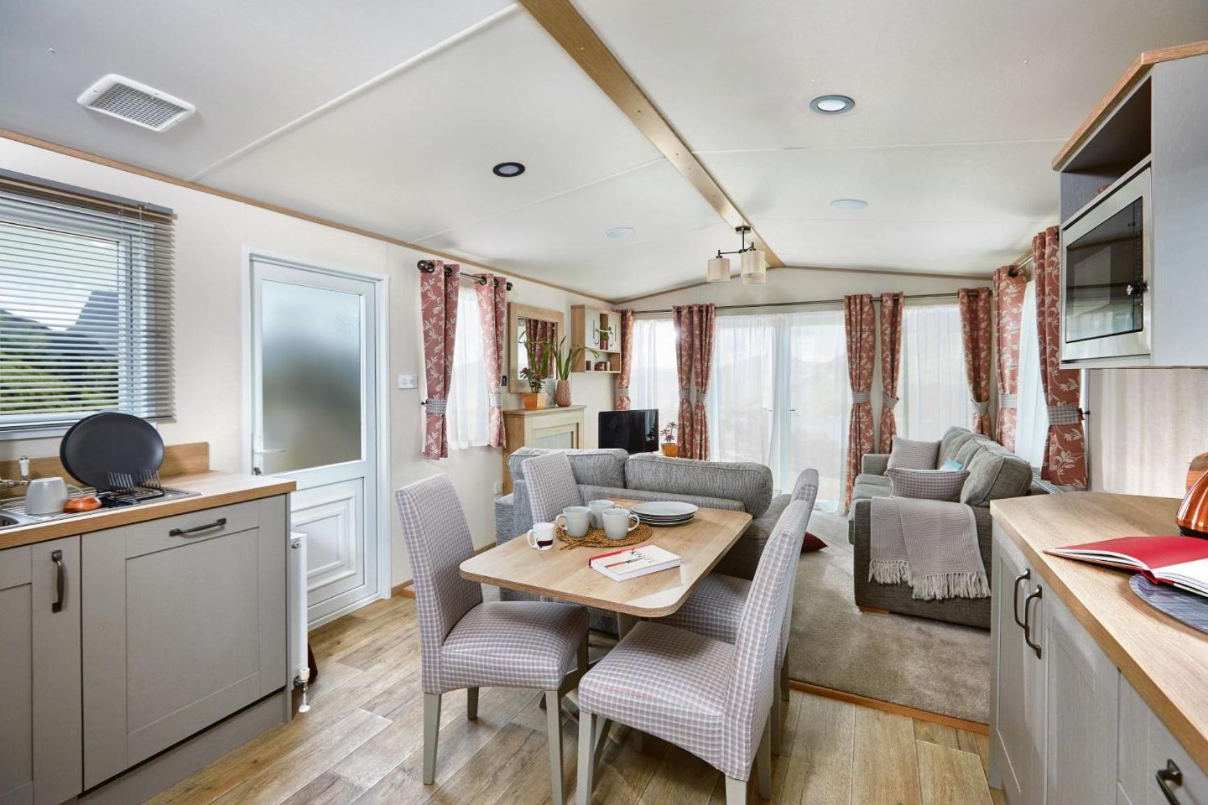 6 Berth Luxury Caravan 3 Bed Pet Free photo 2