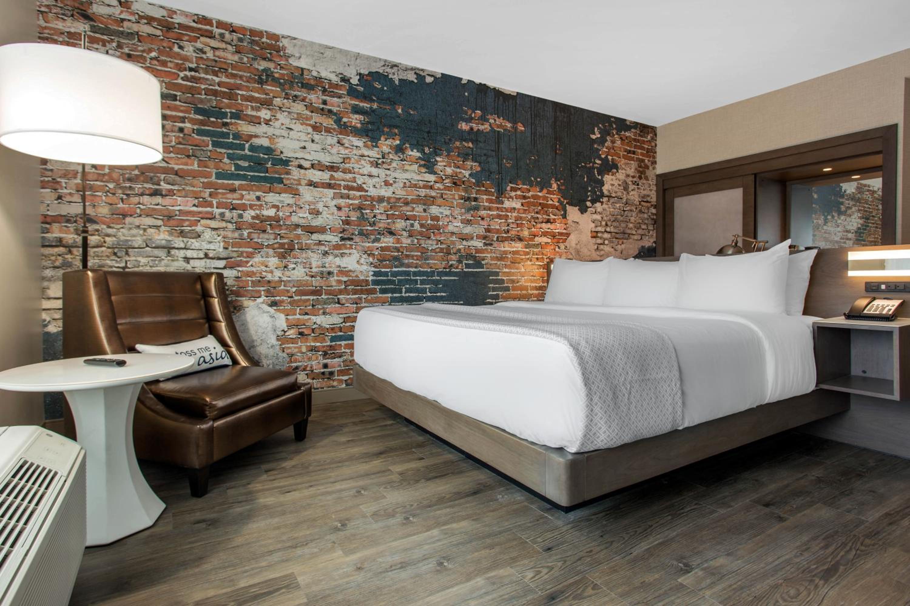 King Room with Roll In Shower and View - Accessible/Non-Smoking photo 2