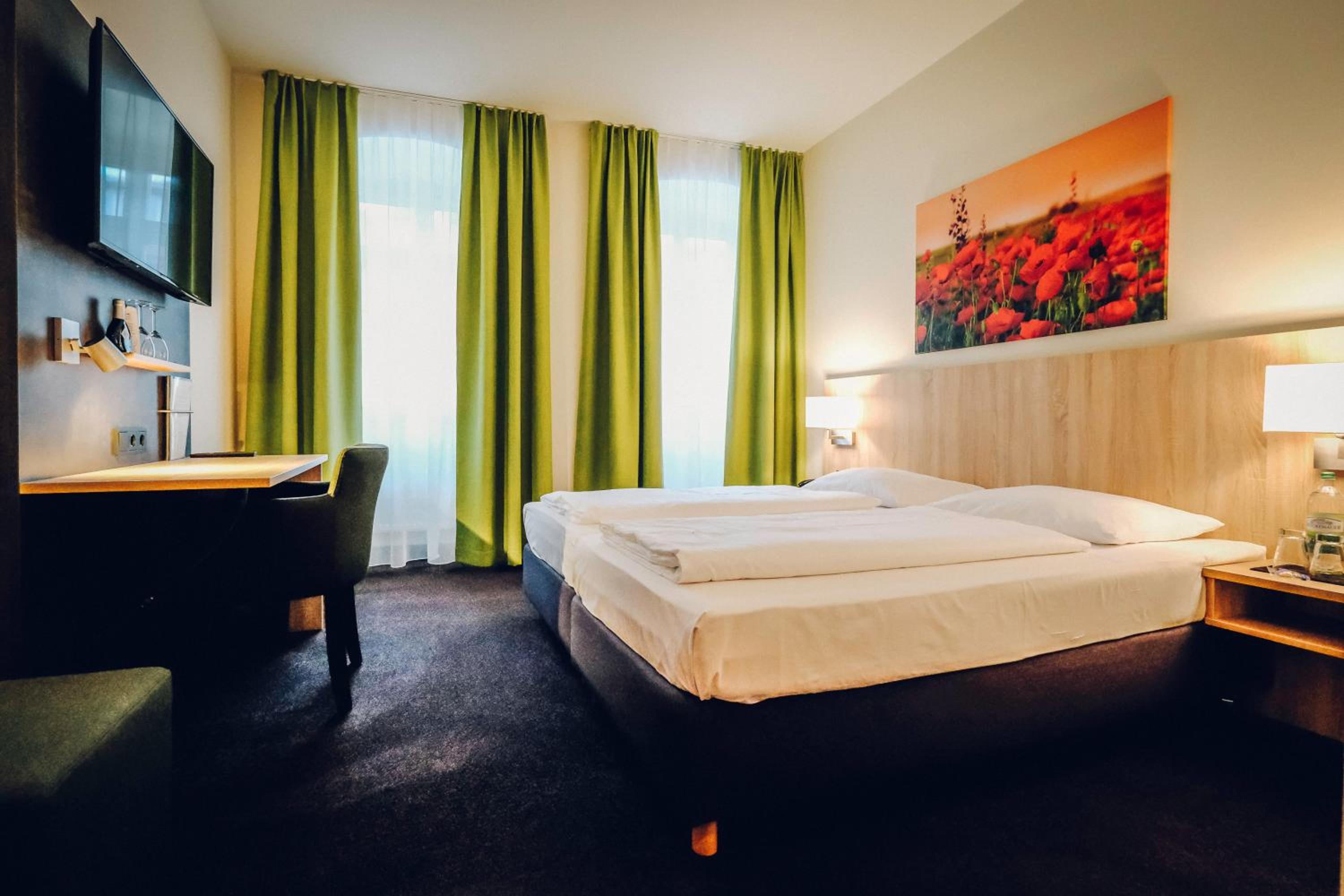 Double Room with Street View - Photo 1