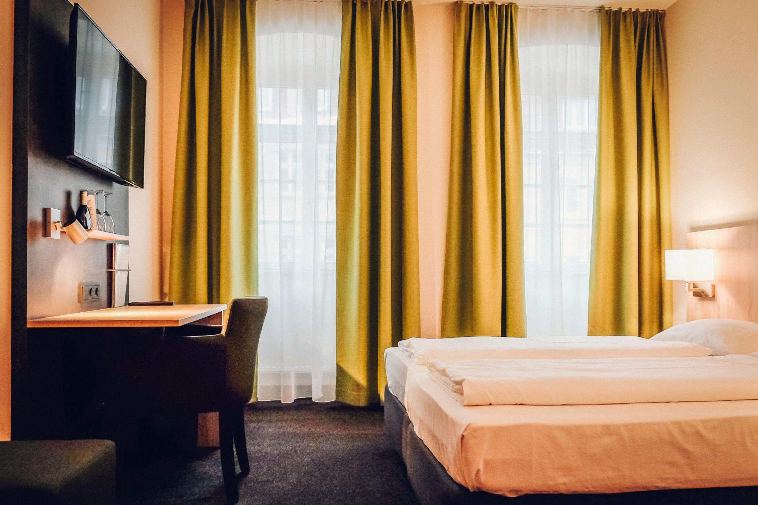 Double Room with Street View - Photo 6