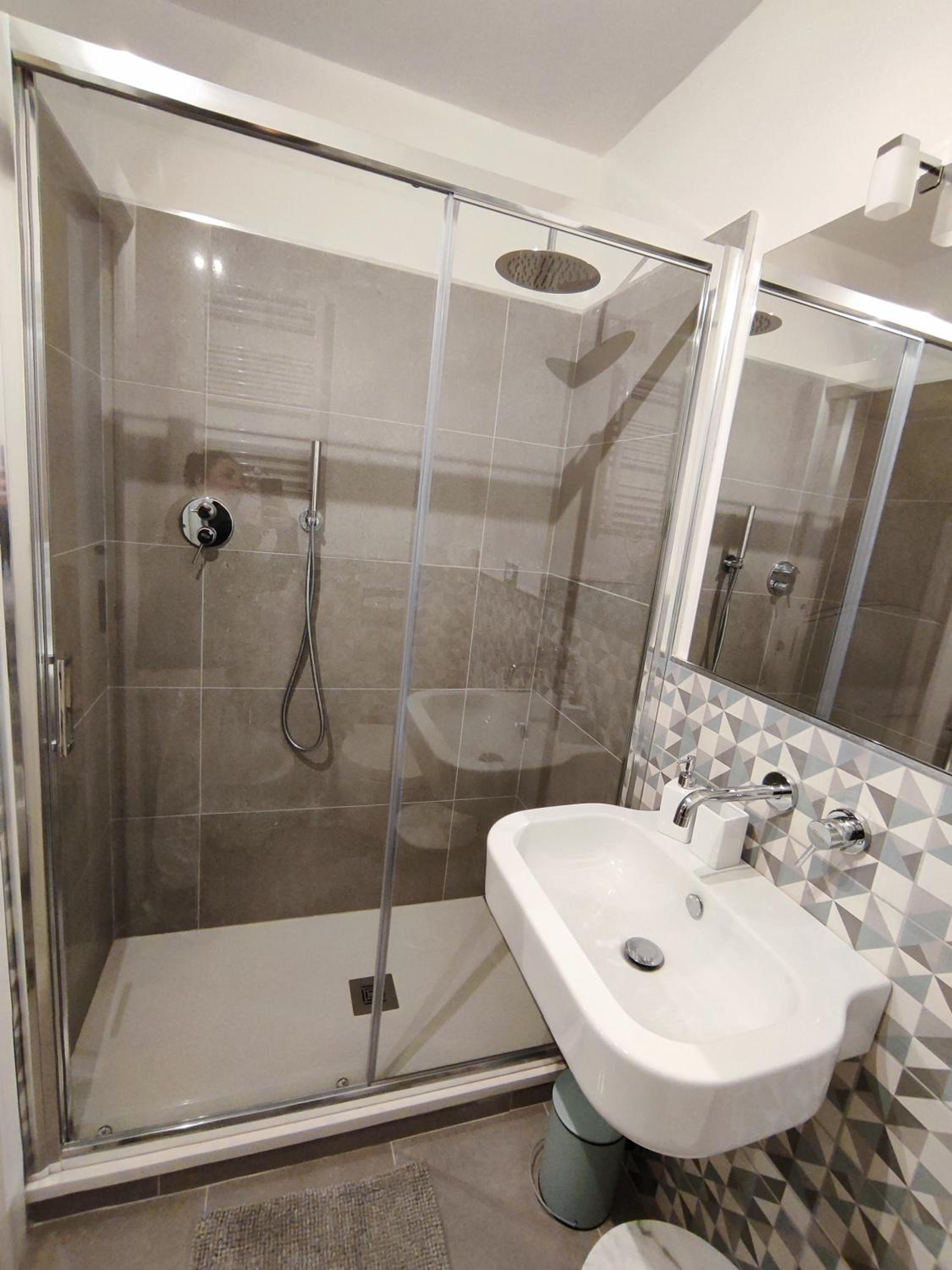 Deluxe King Room - Photo 4