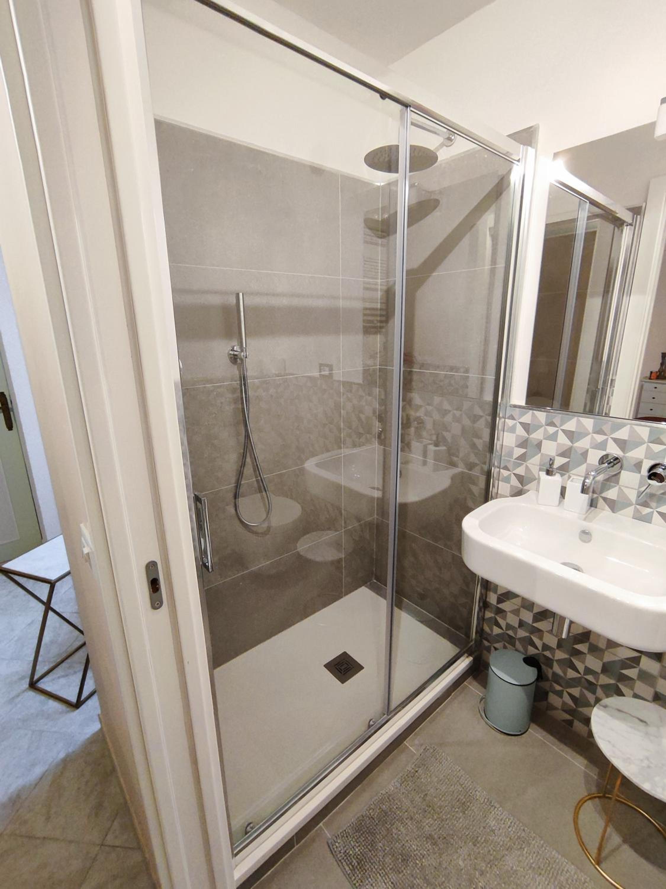 Deluxe King Room - Photo 7
