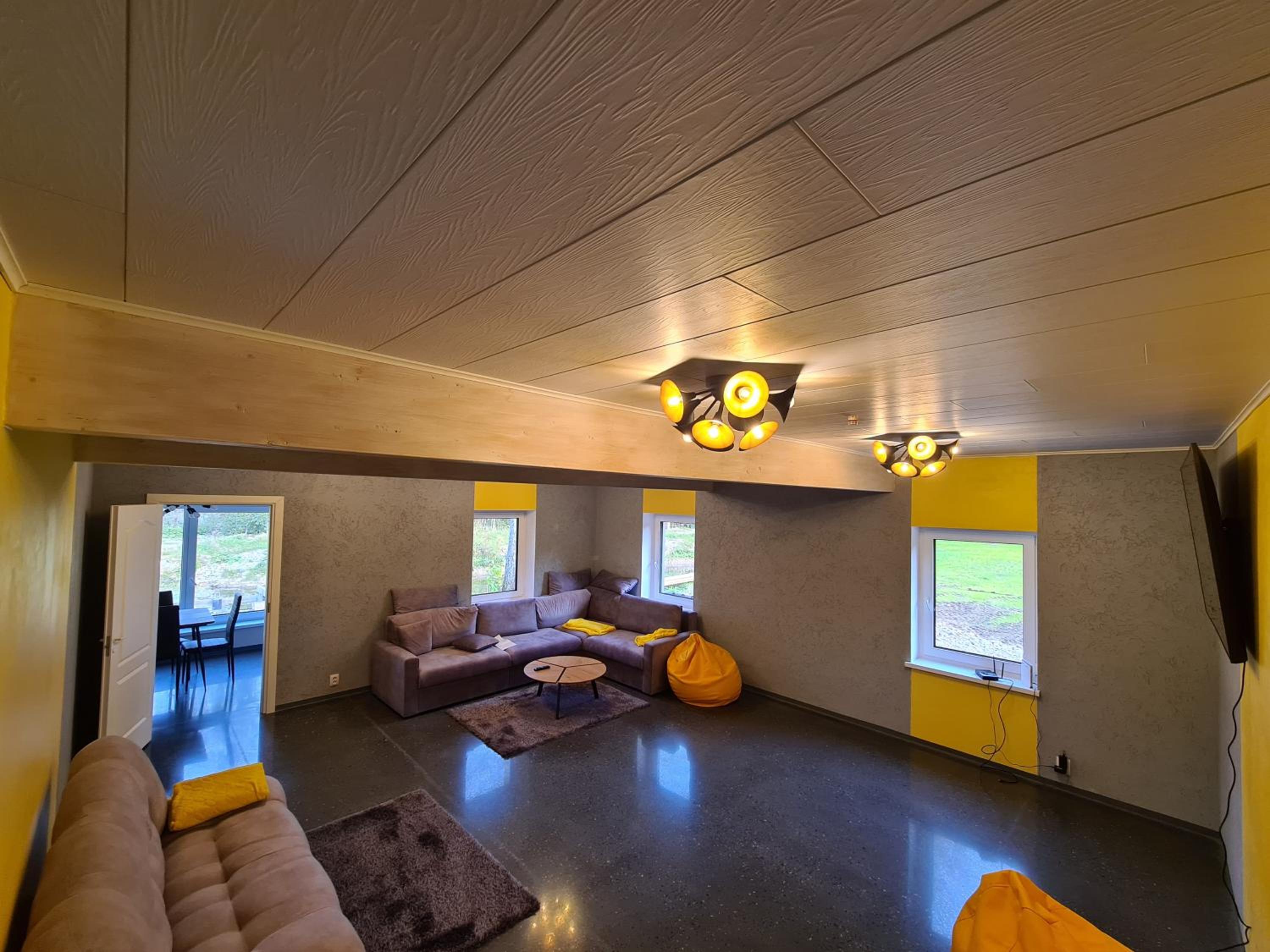 Five-Bedroom House photo 1