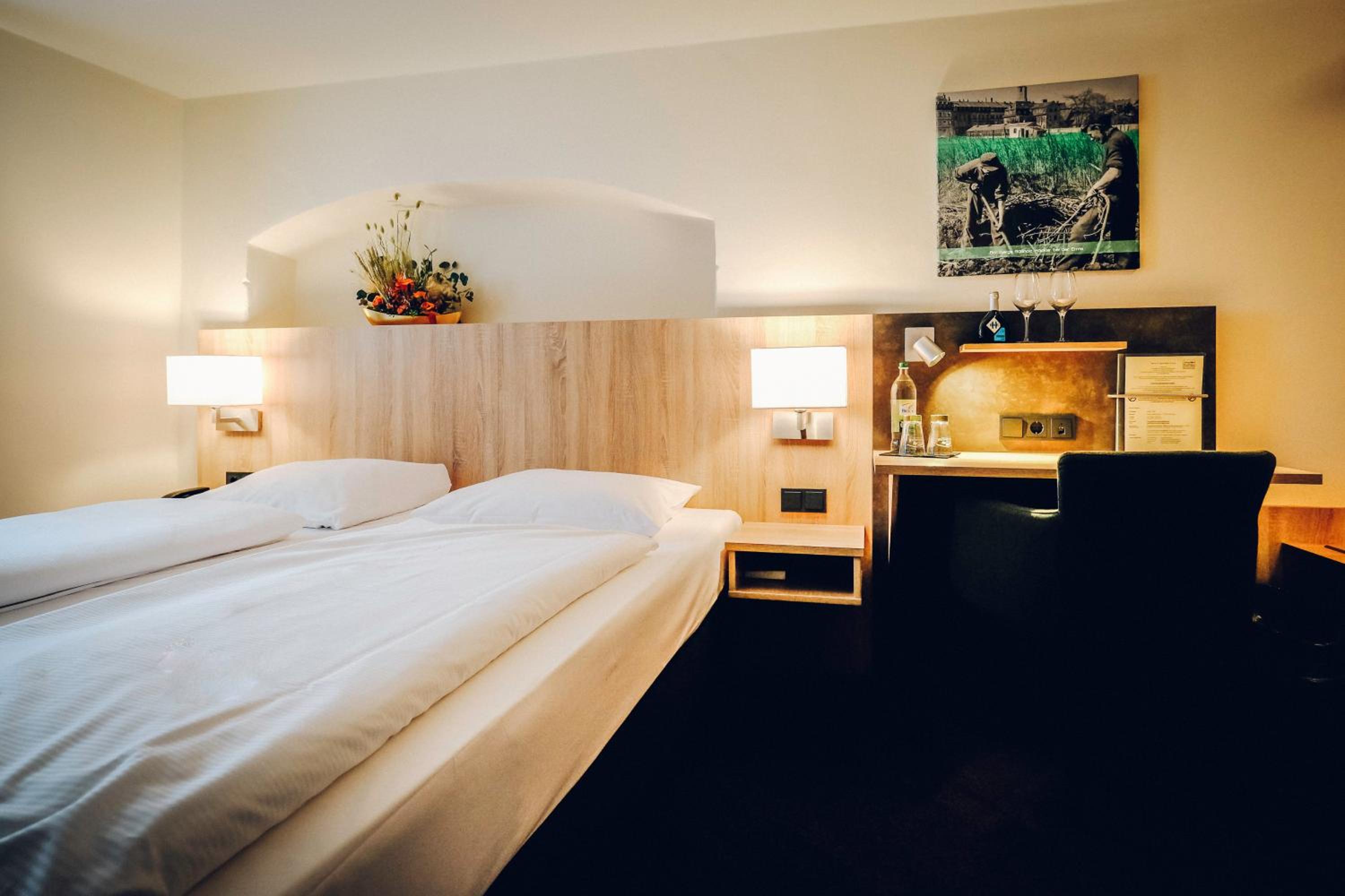 Double Room with Courtyard View - Photo 4