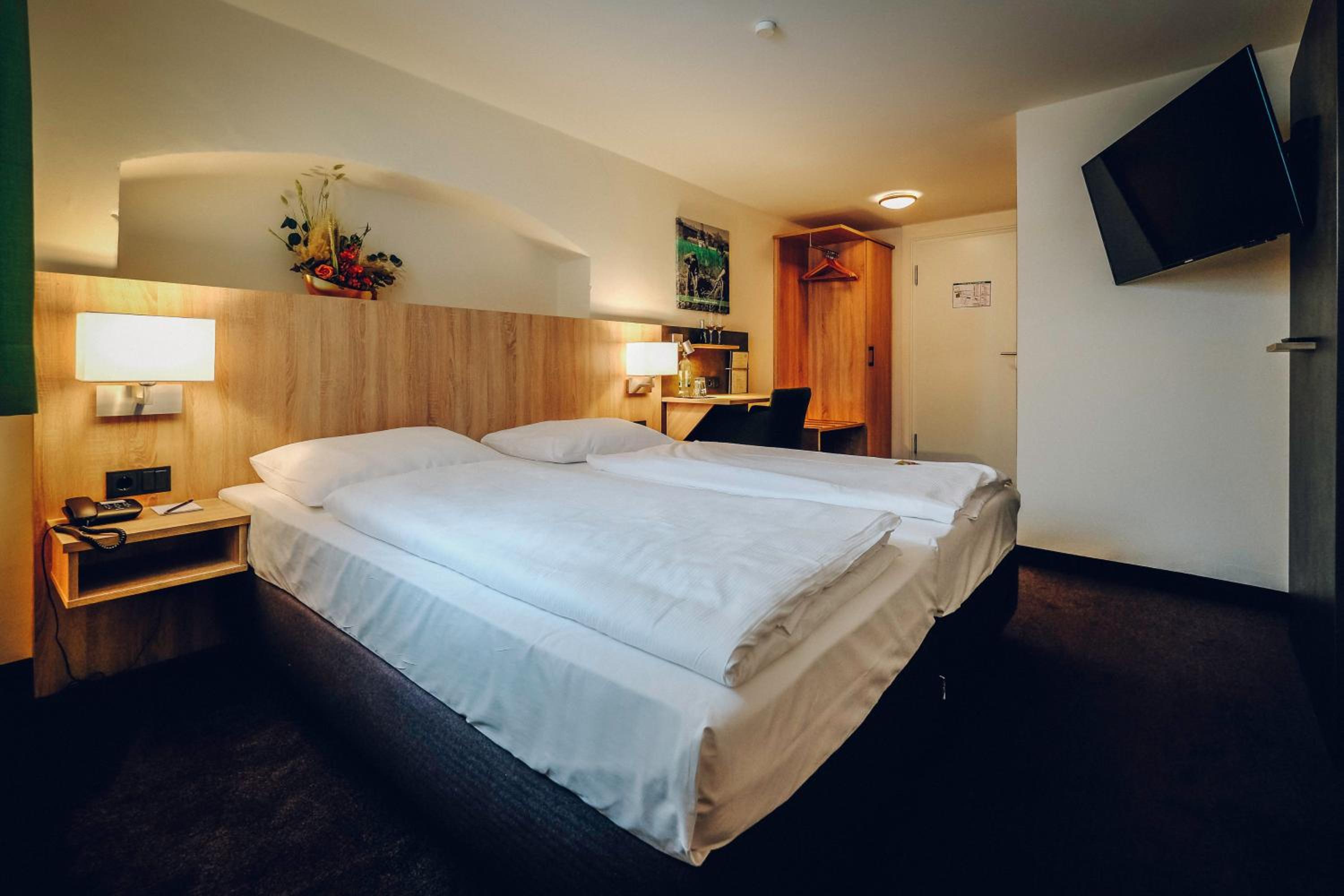 Double Room with Courtyard View - Photo 7