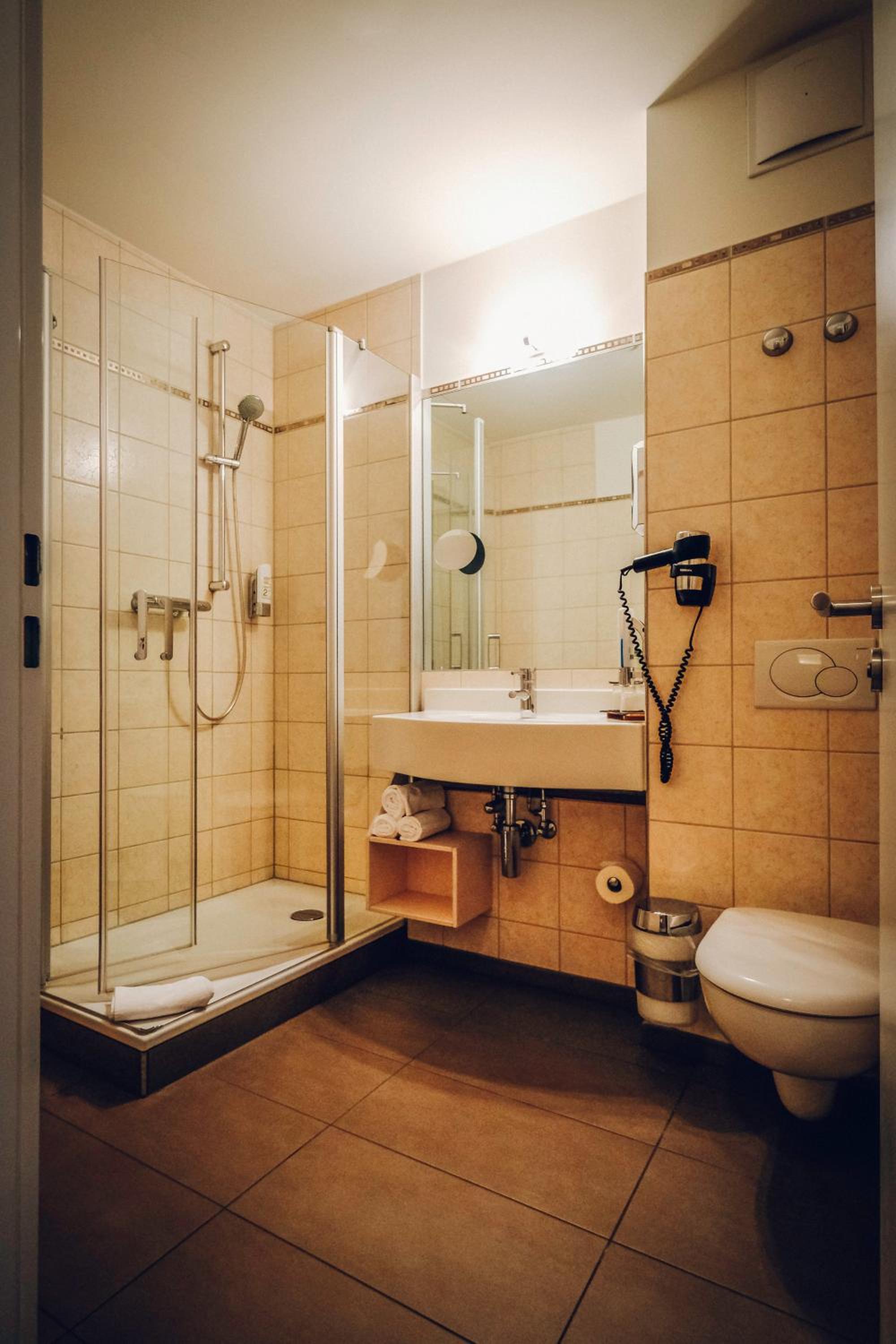 Double Room with Courtyard View - Photo 8