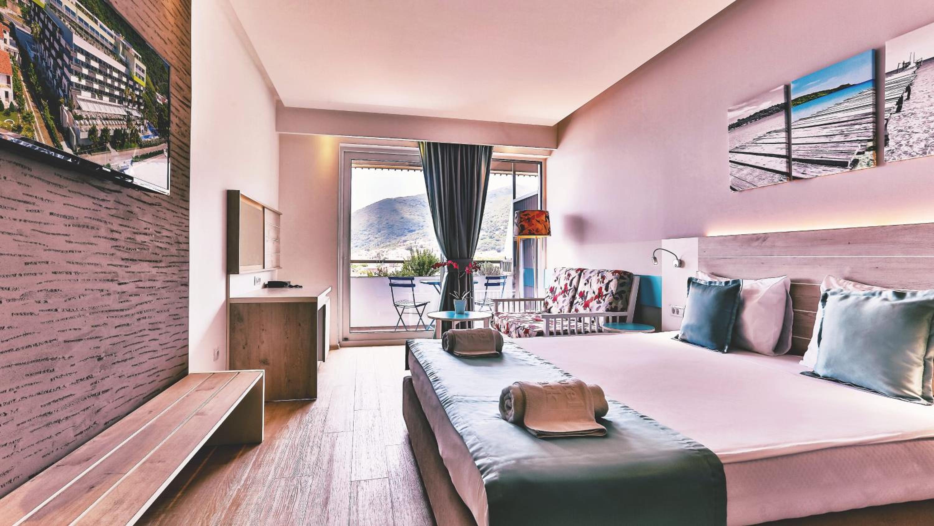 Double or Twin Room with Partial Sea View - Photo 1