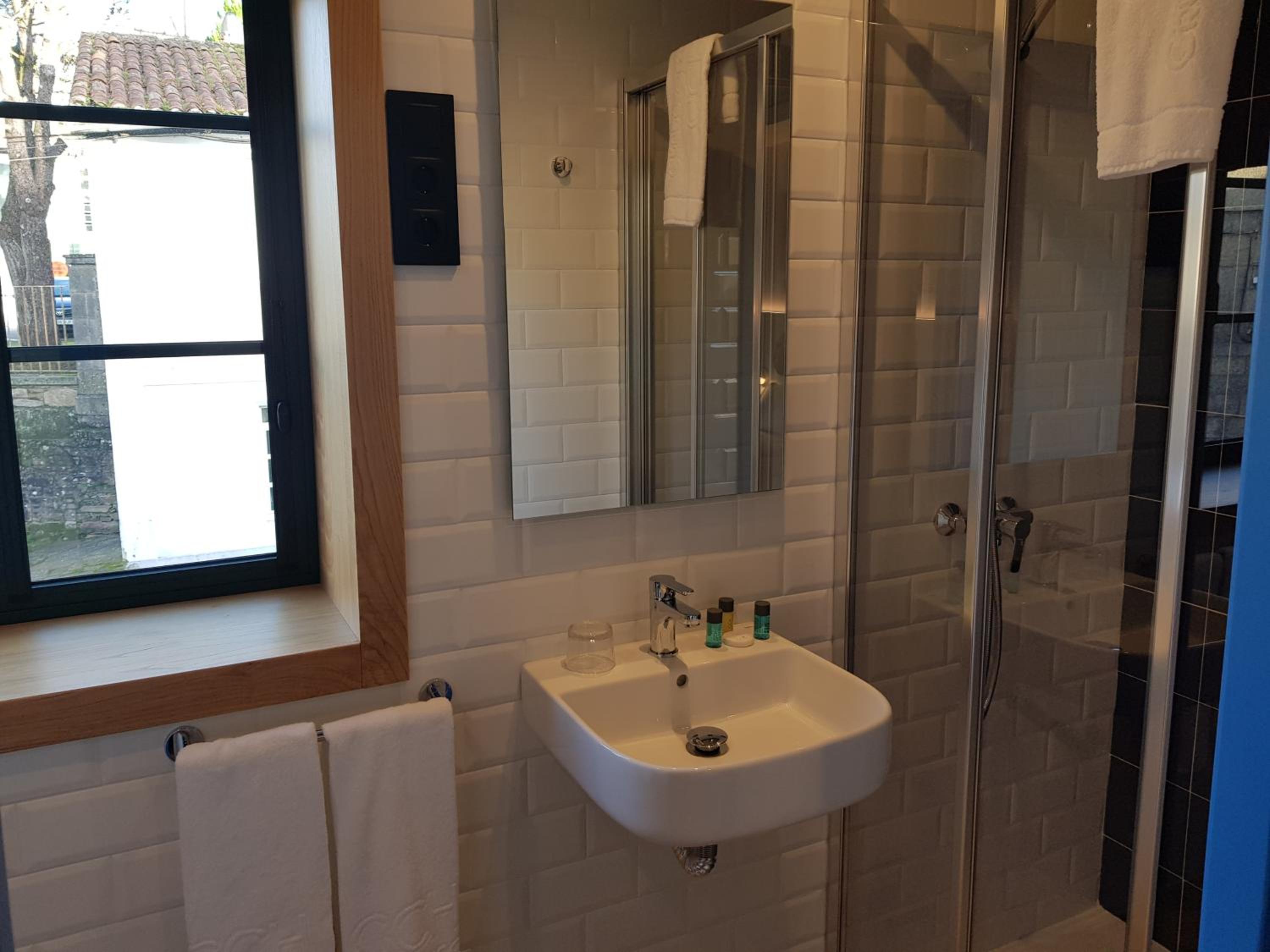 Standard Double or Twin Room - Photo 10
