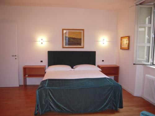 Three-Bedroom Apartment with Balcony photo 3