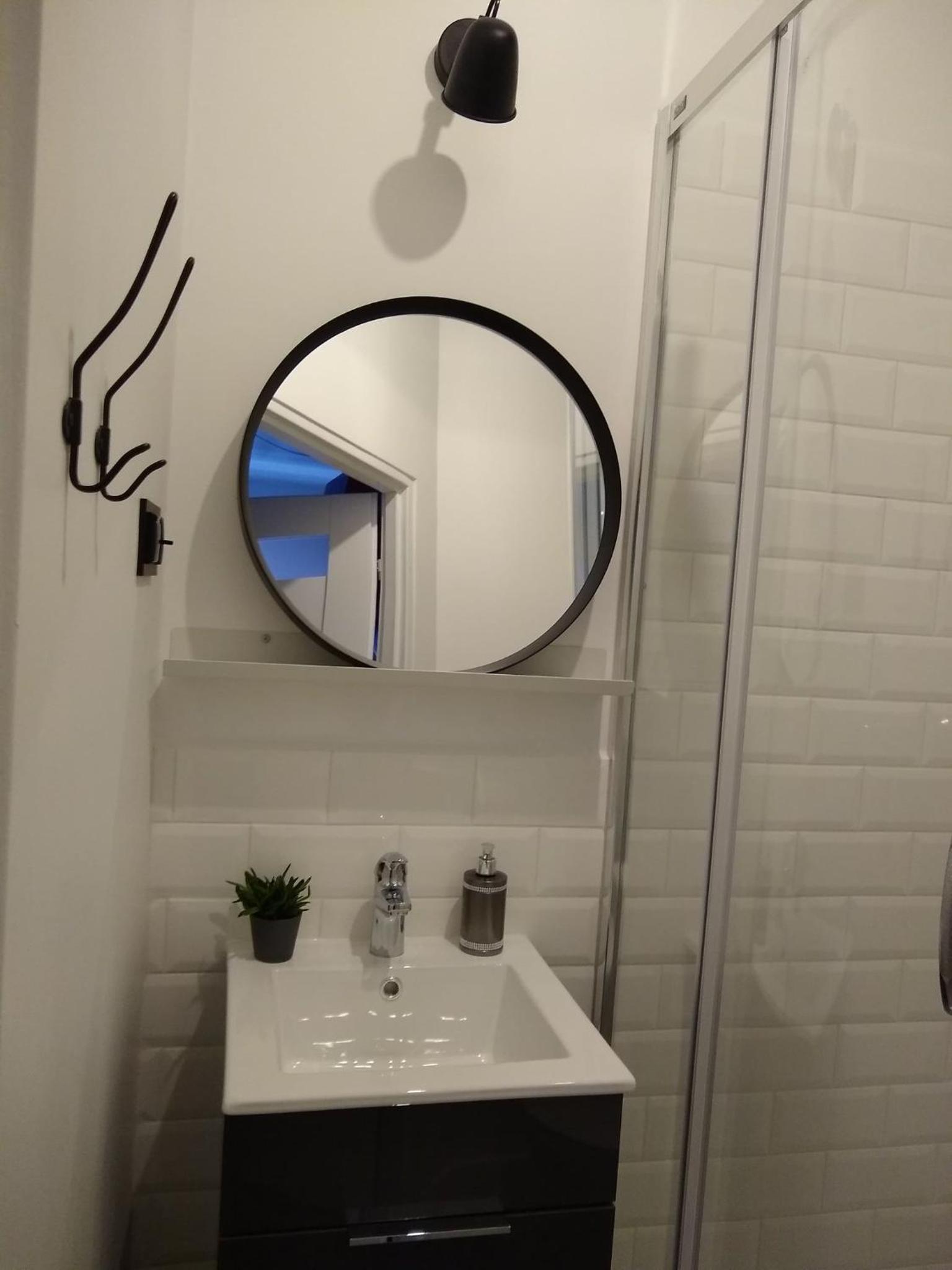 Double or Twin Room with City View - Photo 9