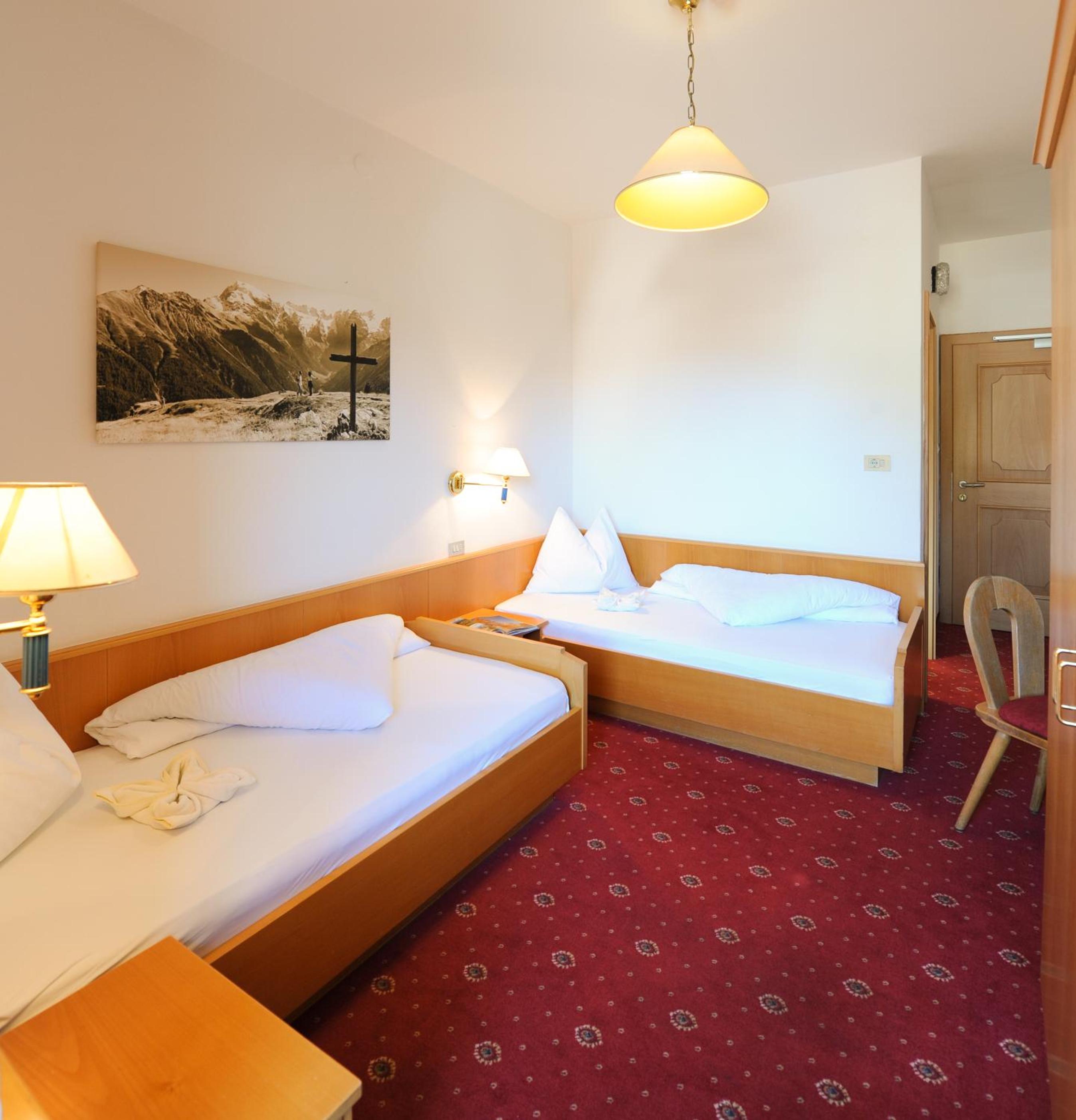 Economy Twin Room - Photo 3