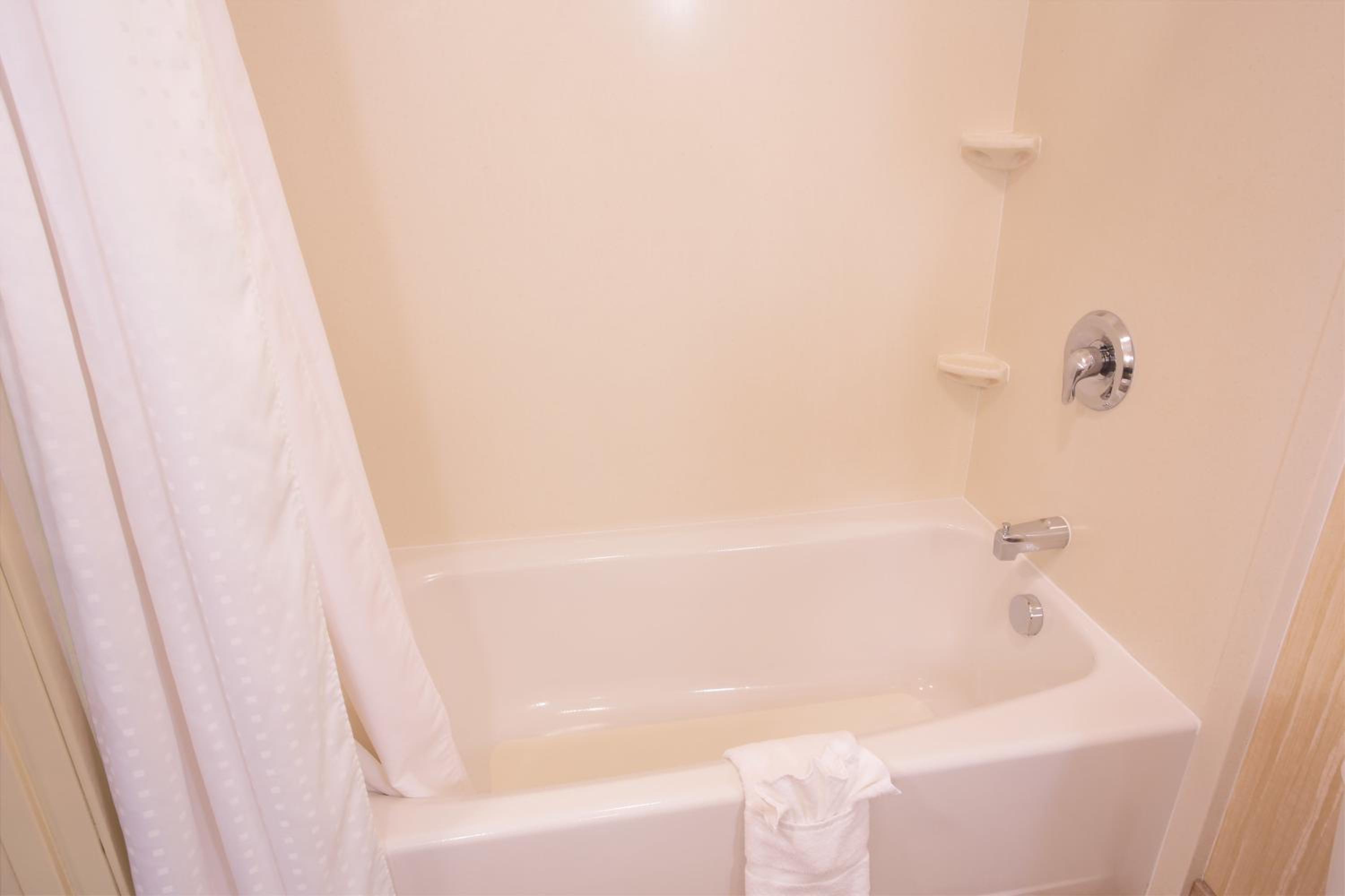 Standard Queen Room with Two Queen Beds - Photo 4