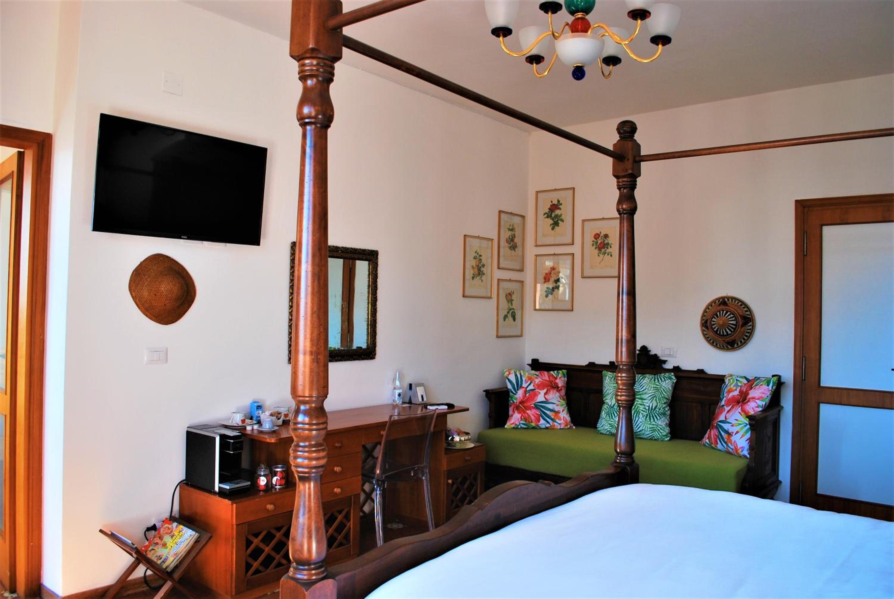 Deluxe Room - Photo 13