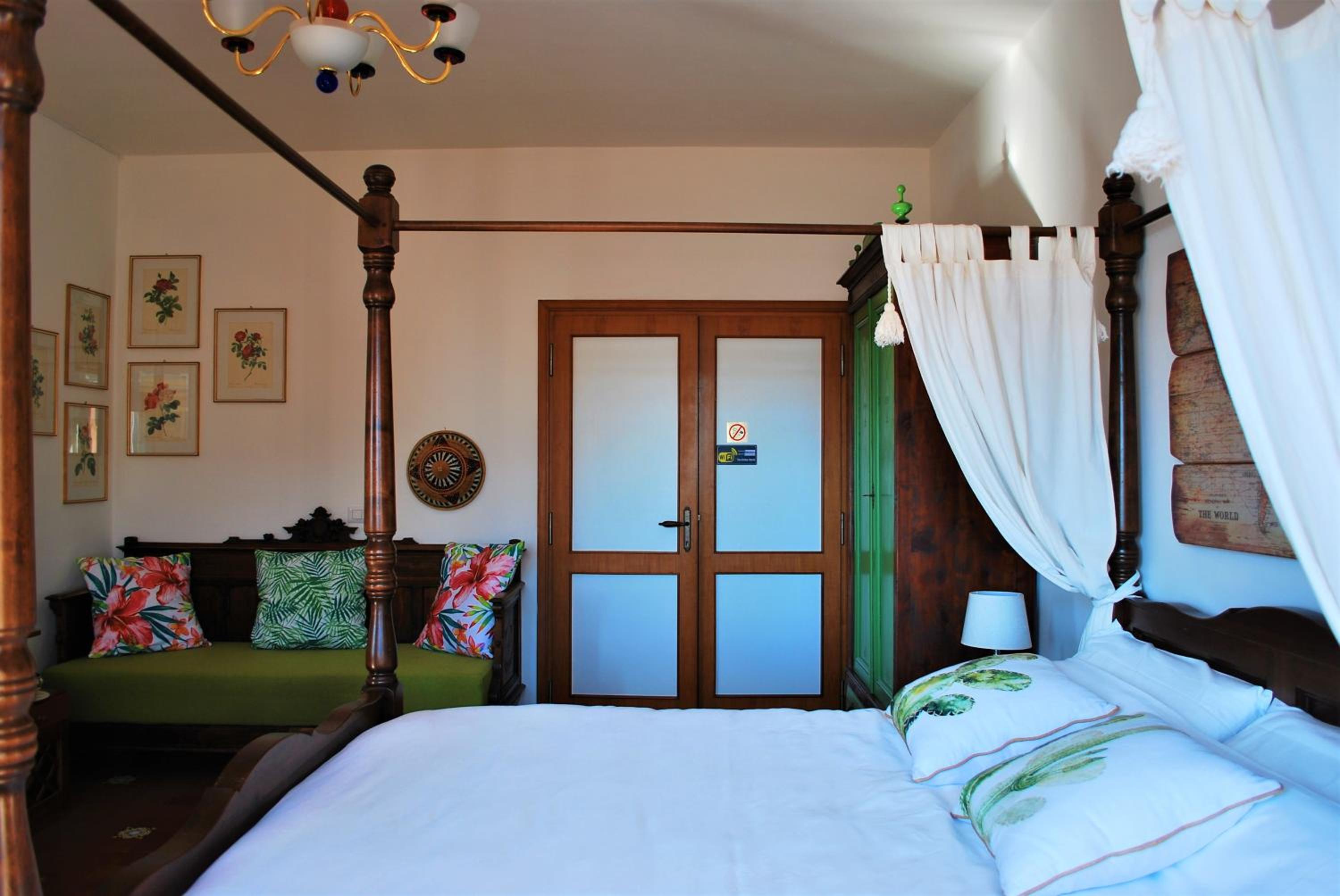 Deluxe Room - Photo 12