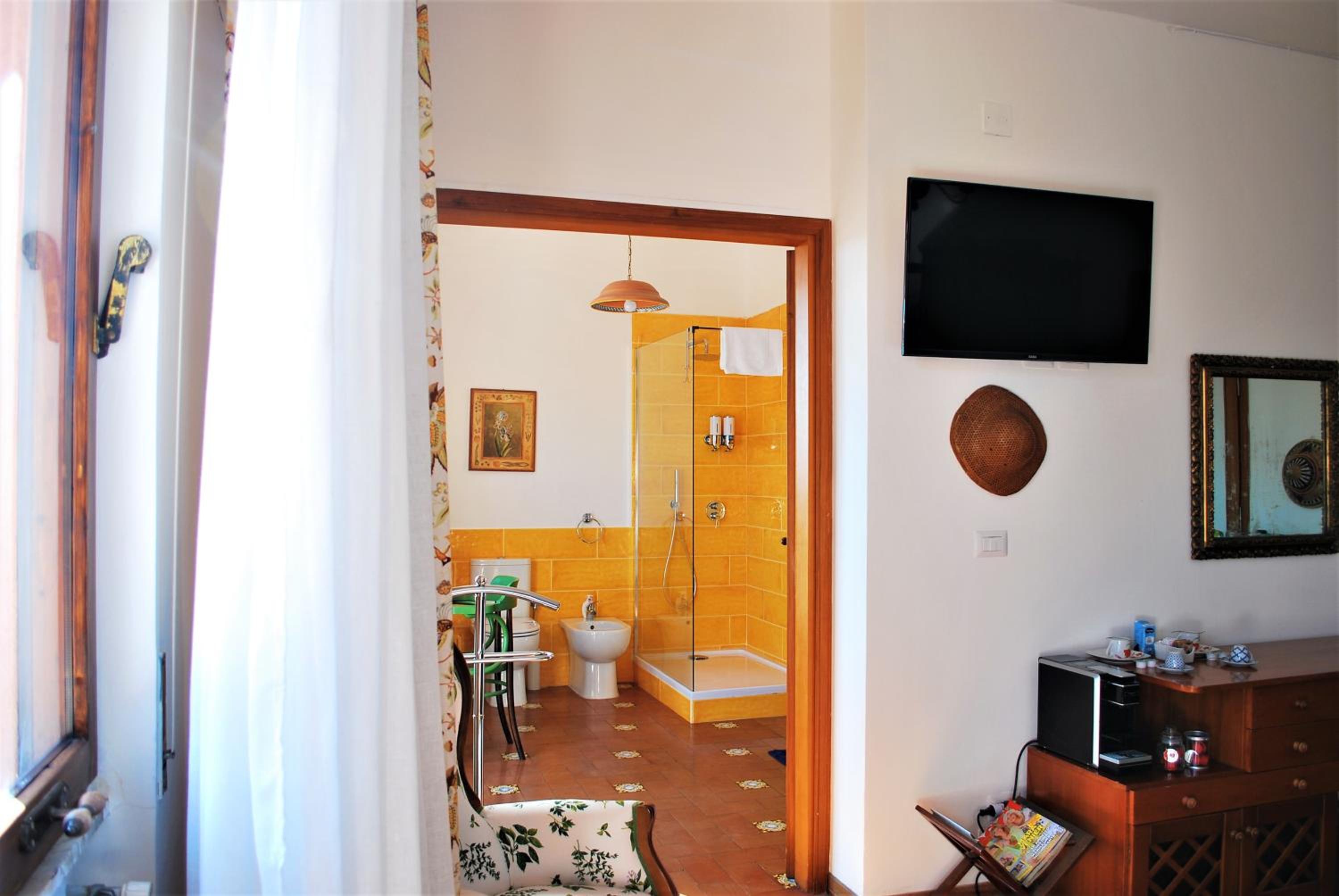 Deluxe Room - Photo 9