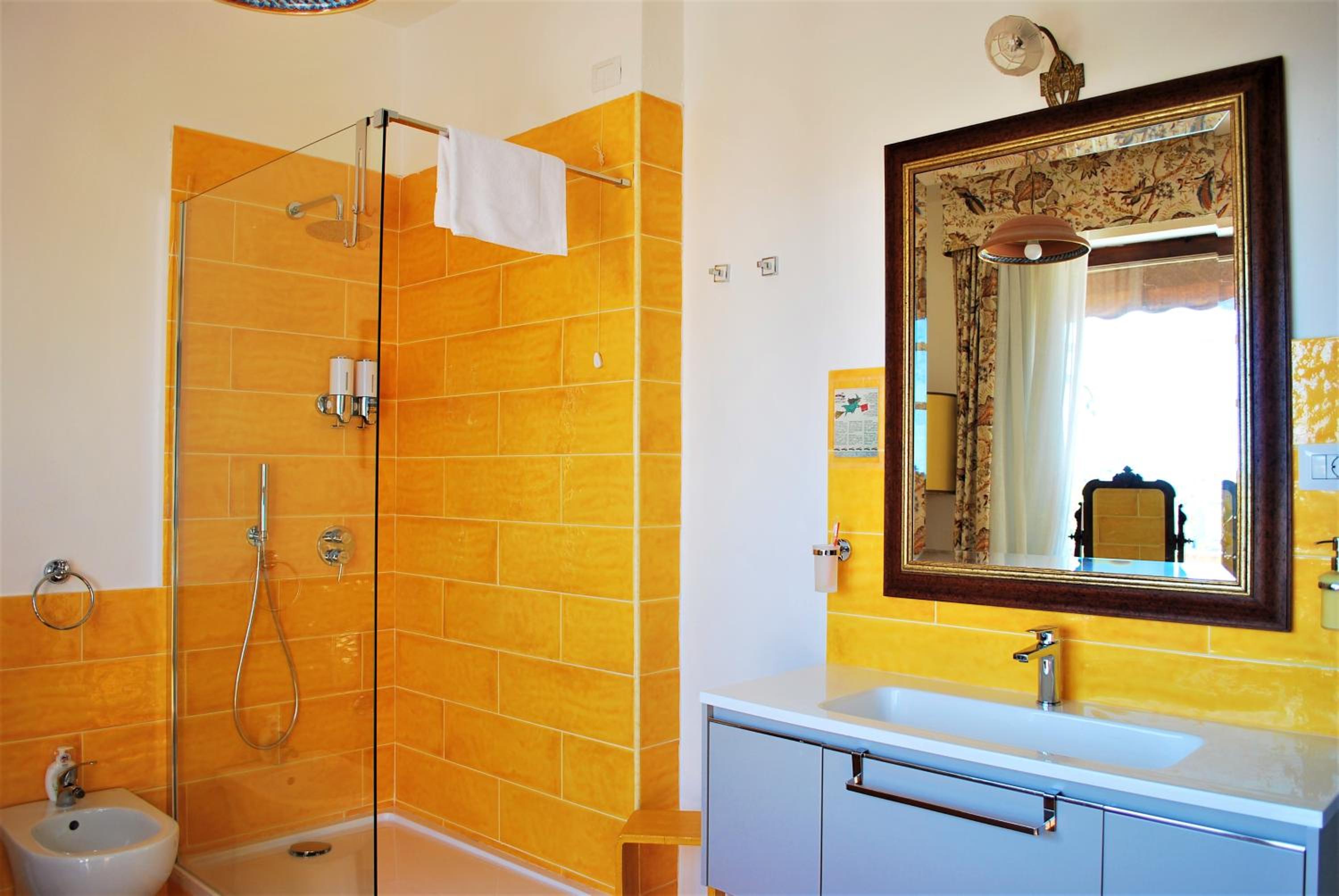 Deluxe Room - Photo 10
