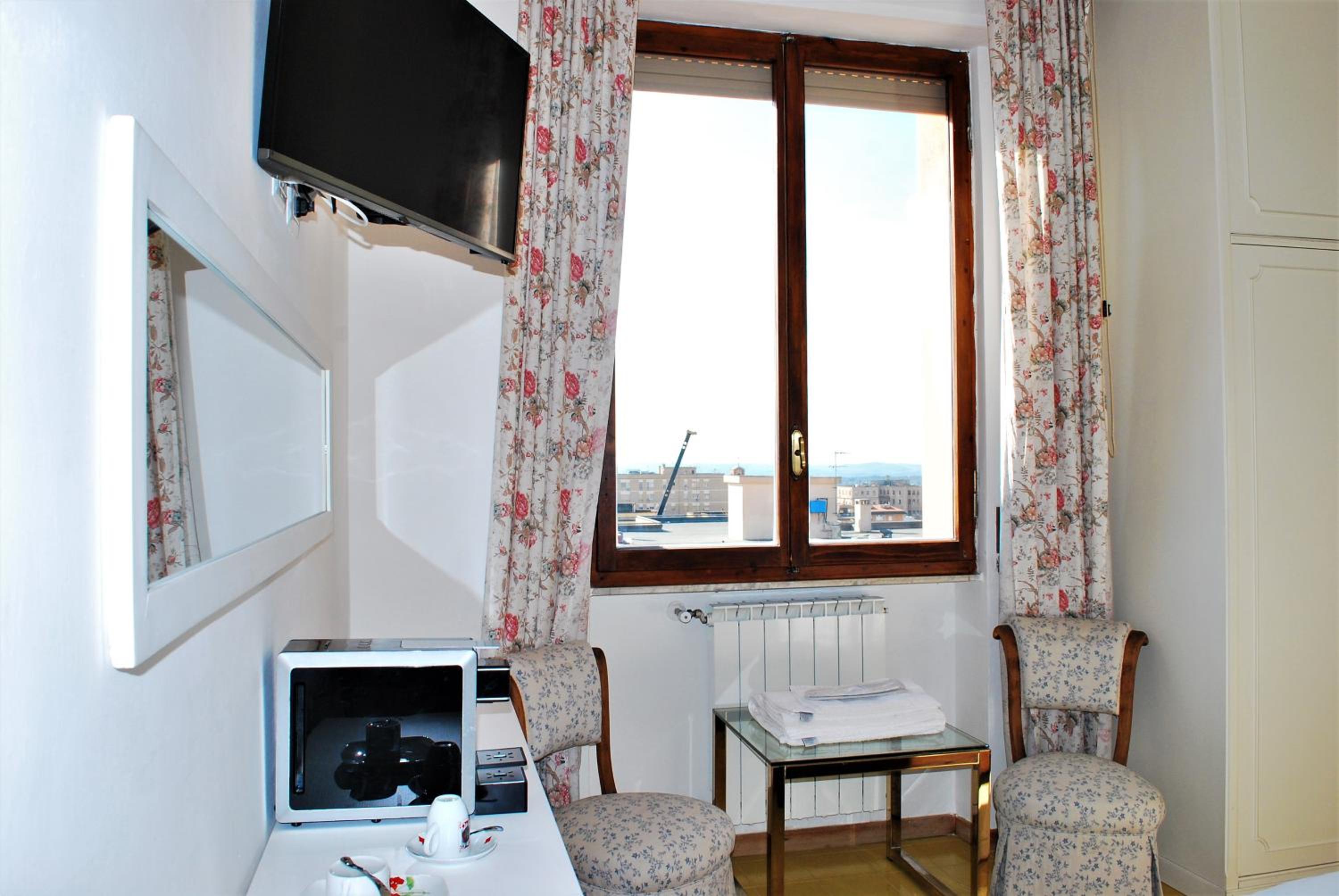 Deluxe Double or Twin Room - Photo 6
