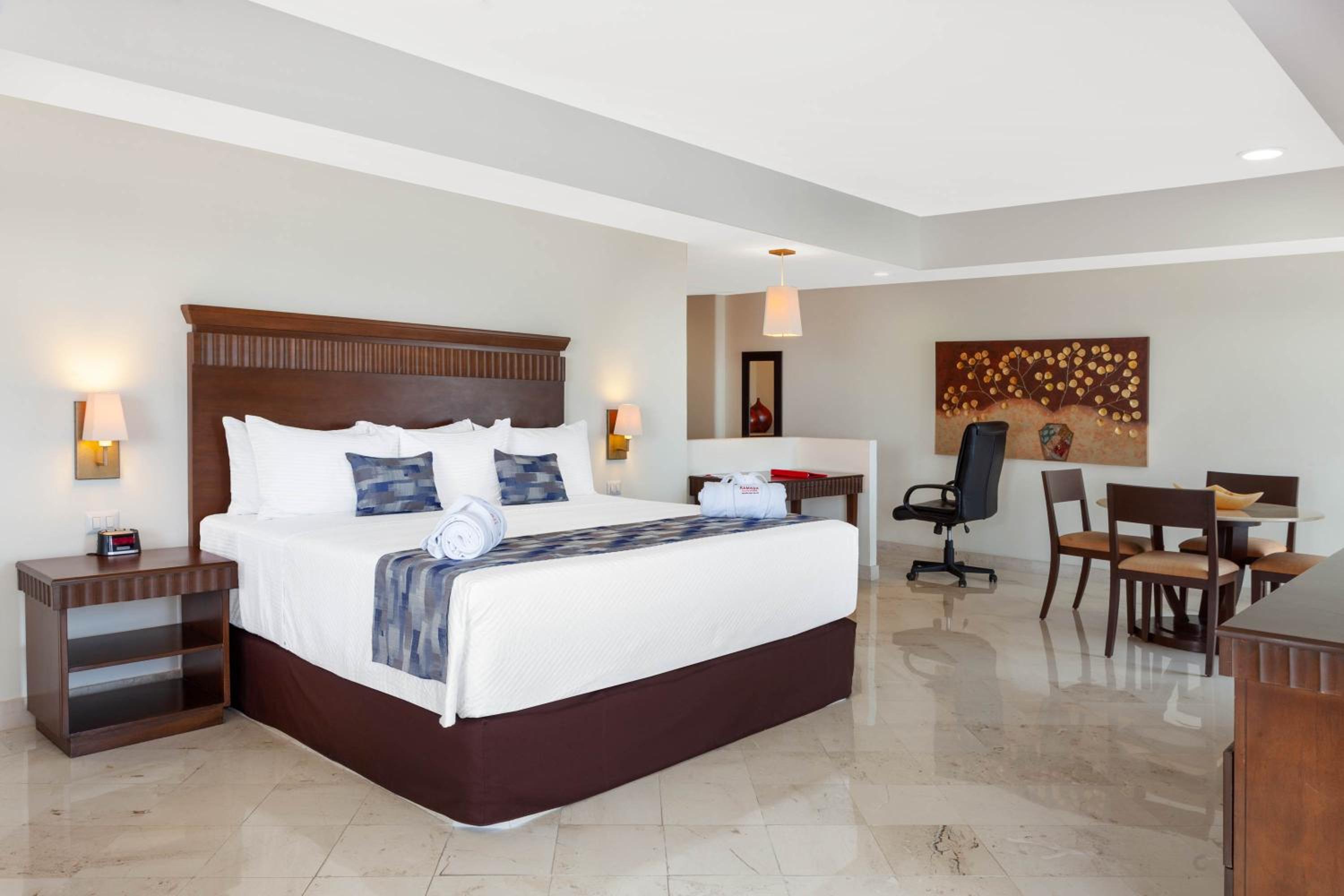 King Suite with Balcony - Non-Smoking - Photo 4