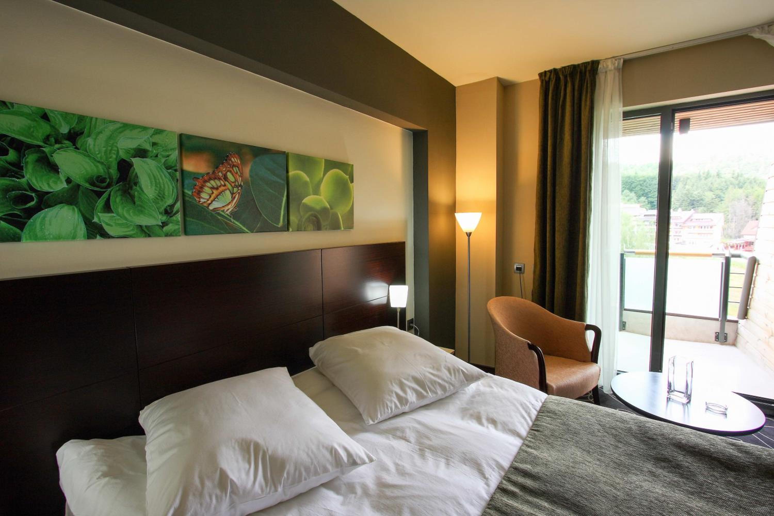Standard Room with Balcony - Photo 5