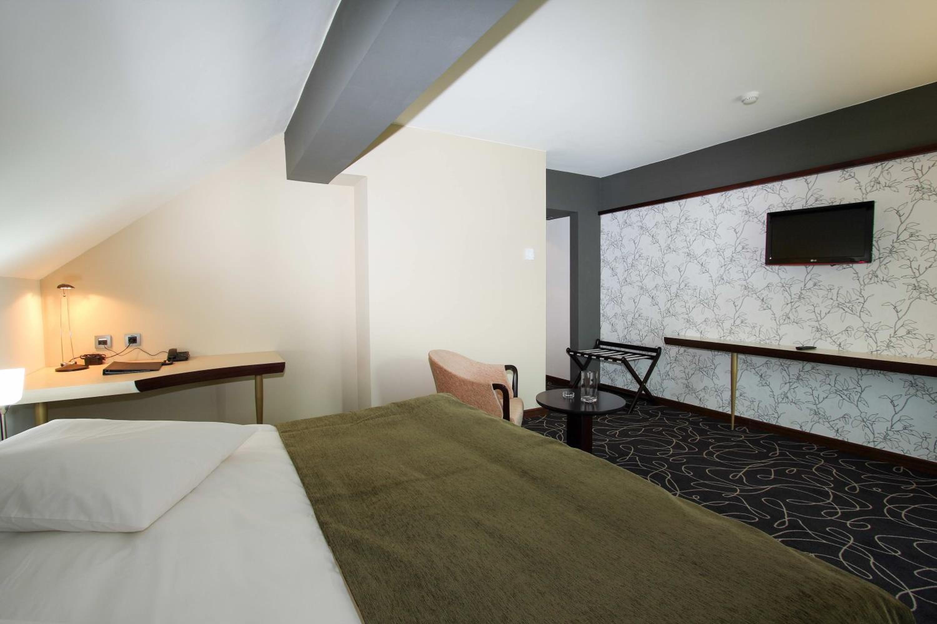 Deluxe King Room - Photo 5