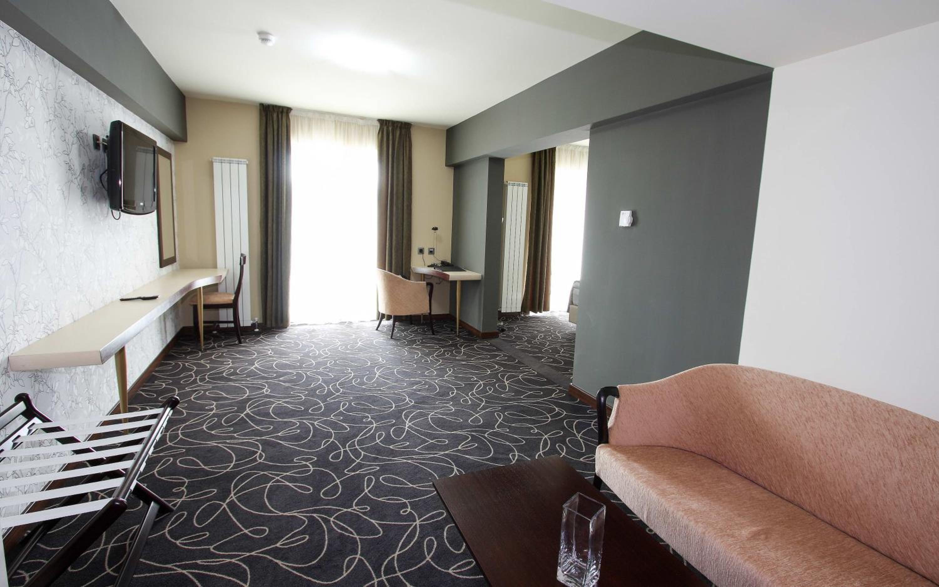 Junior Suite with Balcony - Photo 8