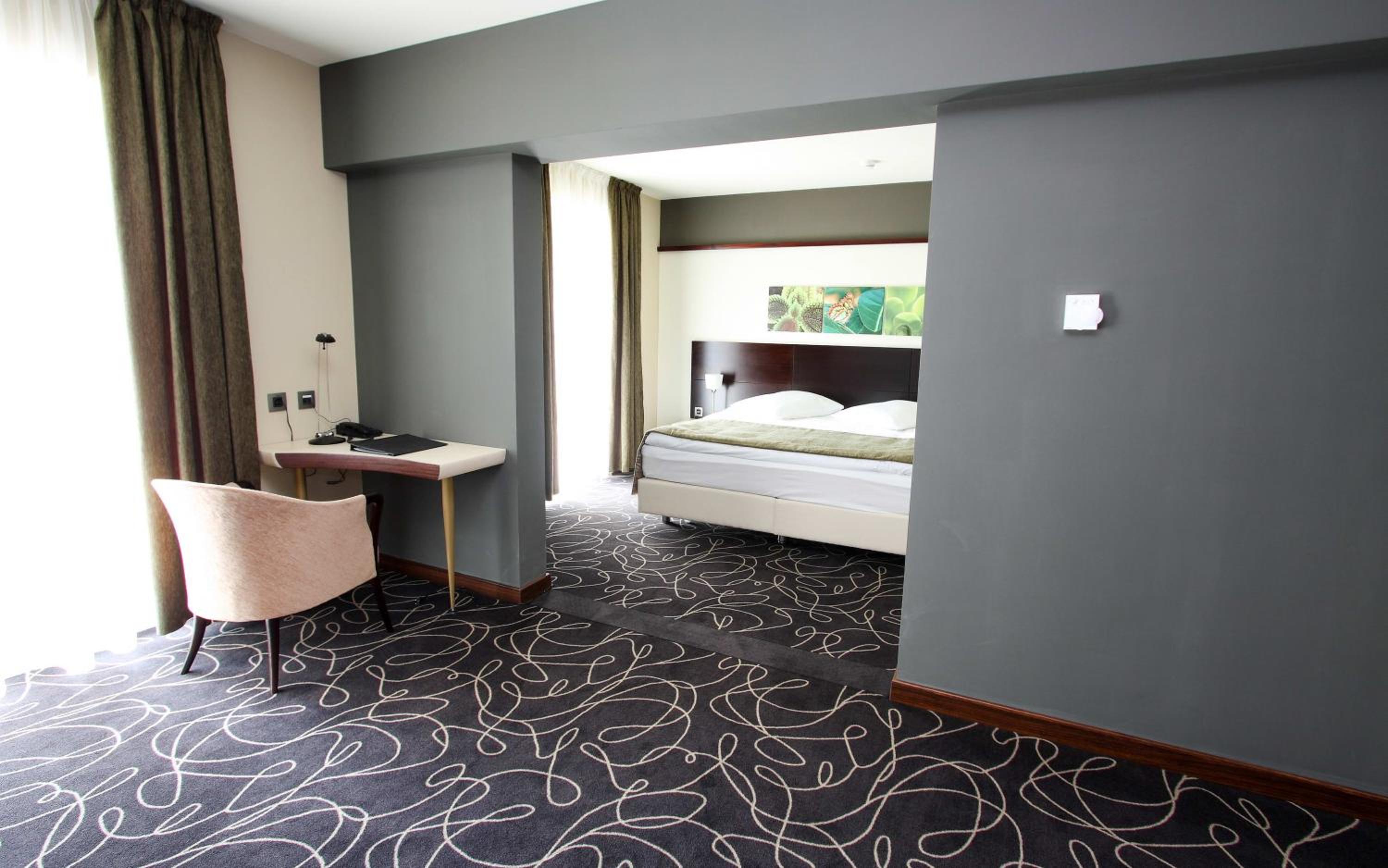Junior Suite with Balcony - Photo 9