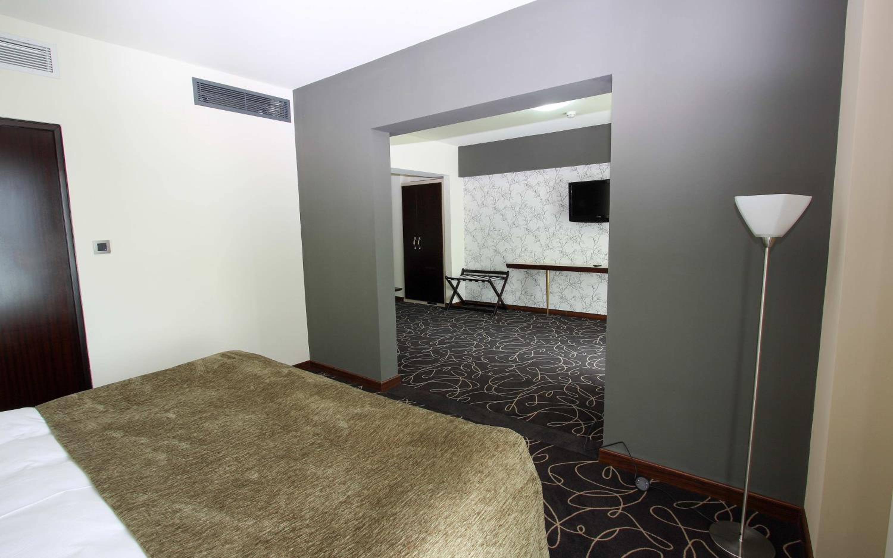 Junior Suite with Balcony - Photo 10