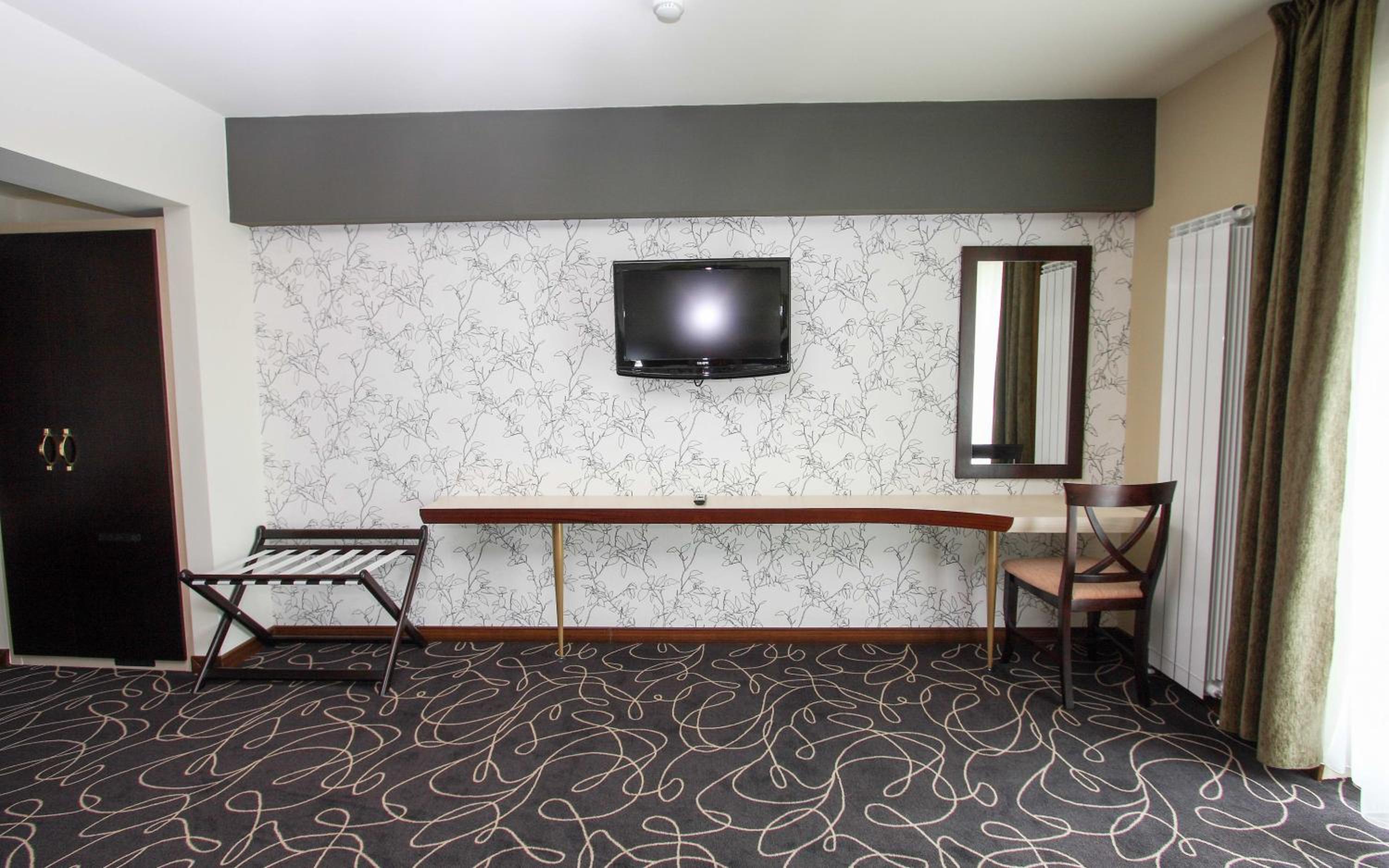 Junior Suite with Balcony - Photo 11