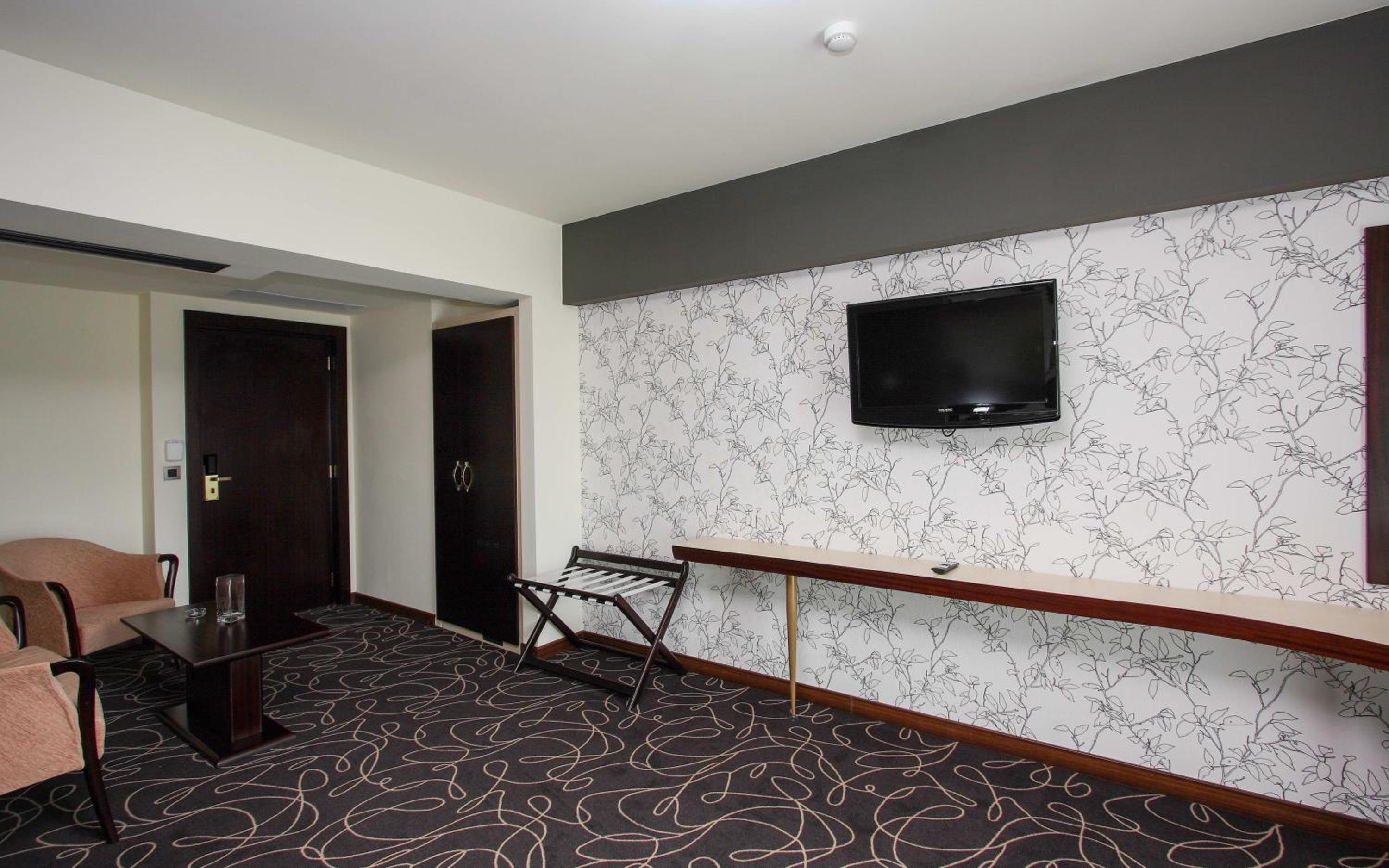 Junior Suite with Balcony - Photo 12