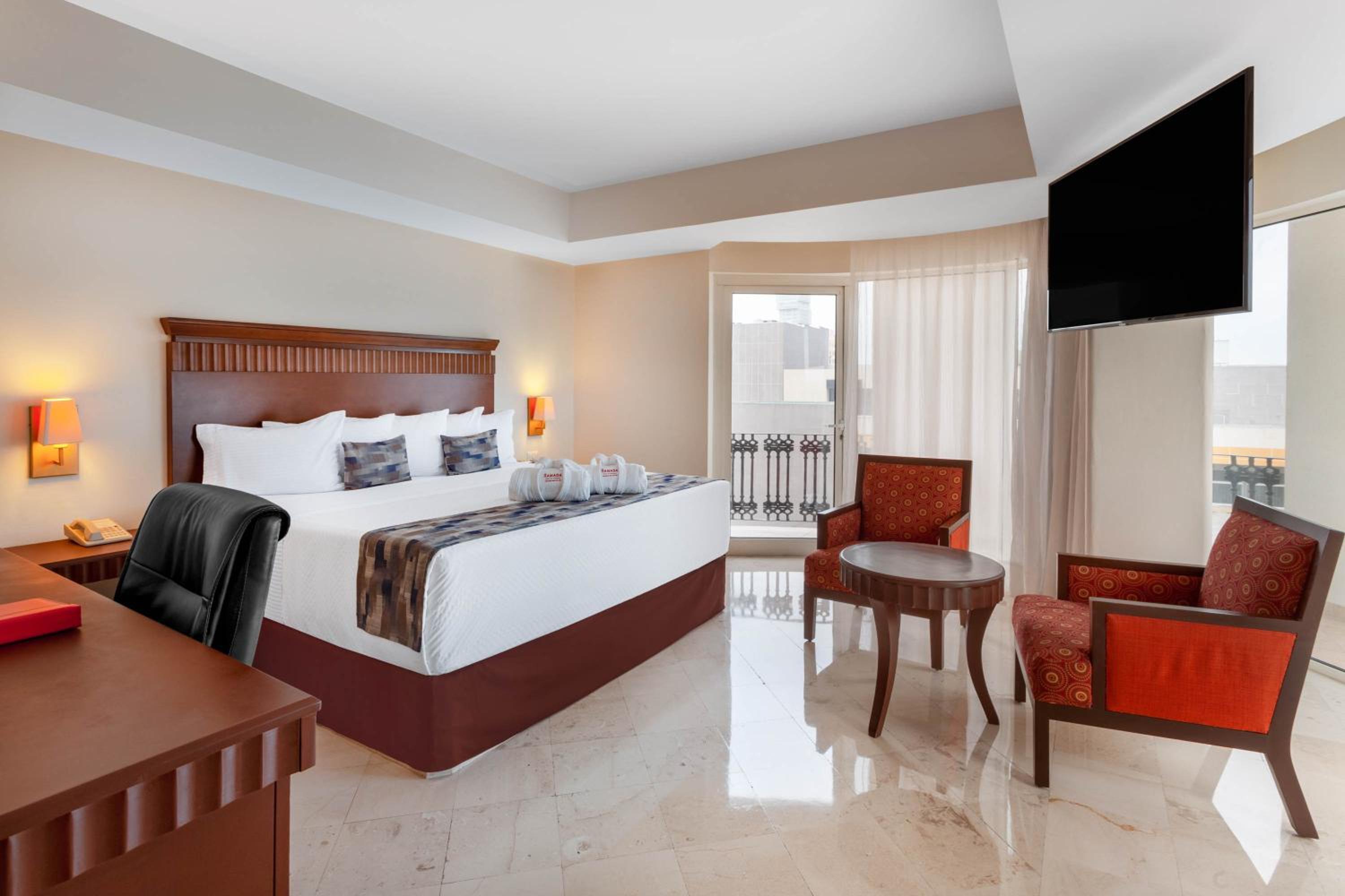 Junior King Suite - Non-Smoking - Photo 1