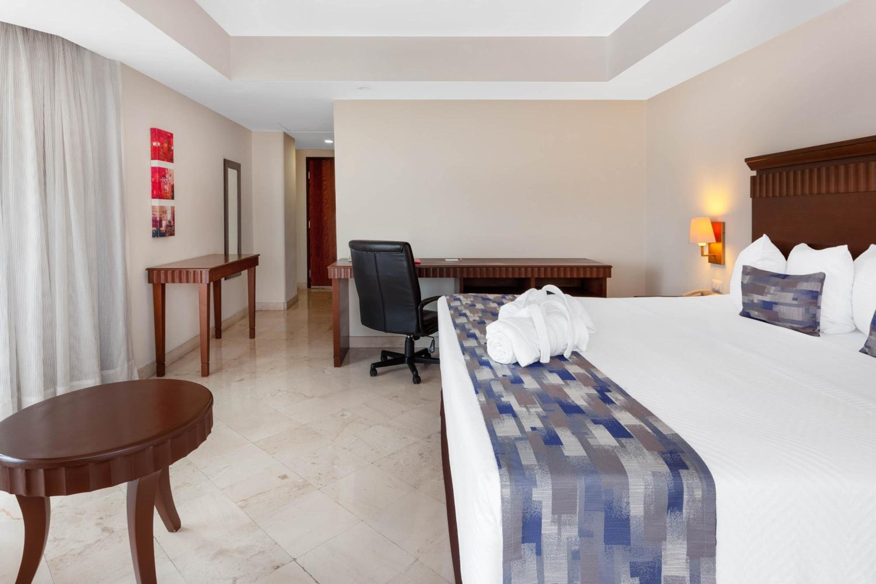 Junior King Suite - Non-Smoking - Photo 4