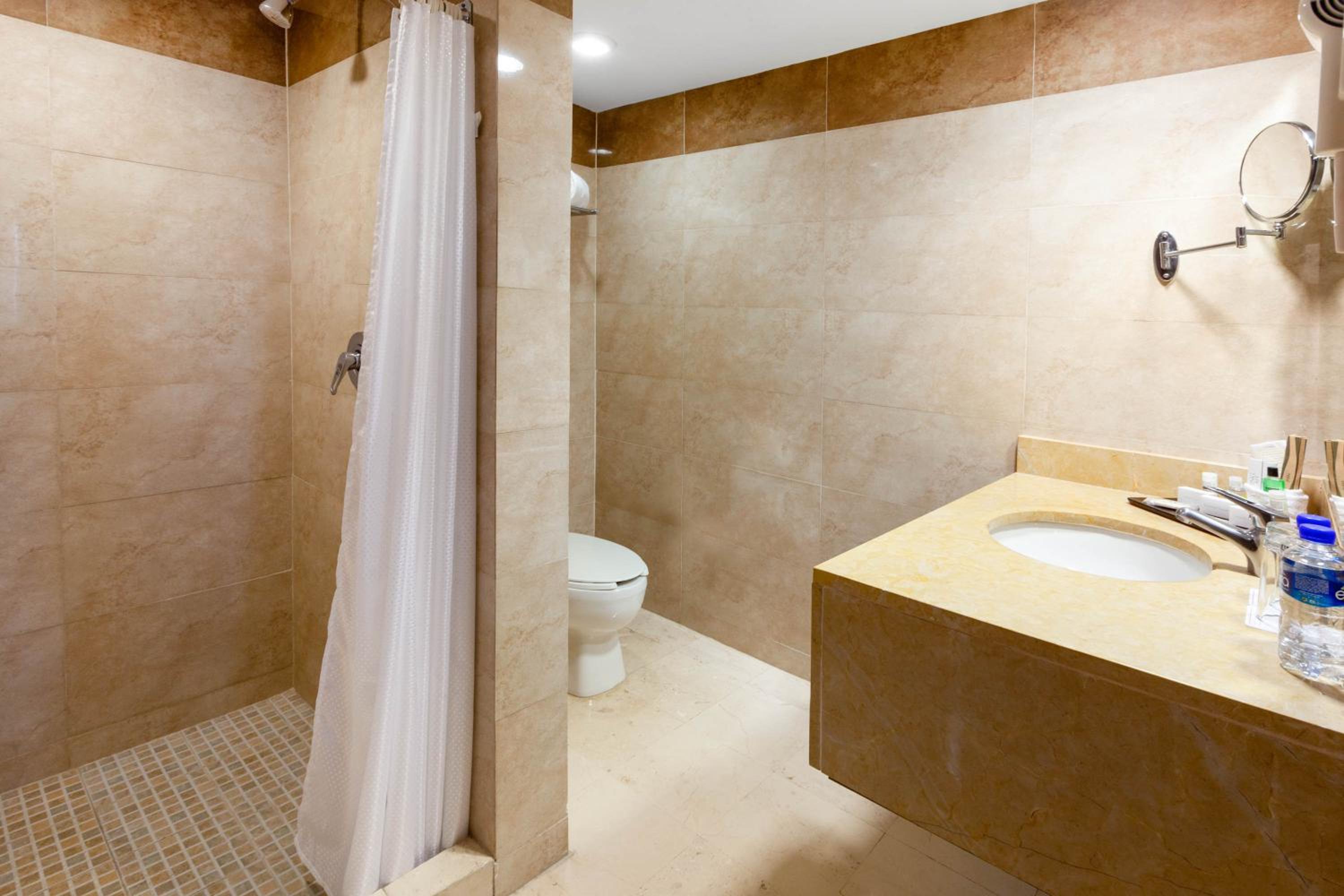 Junior King Suite - Non-Smoking - Photo 3