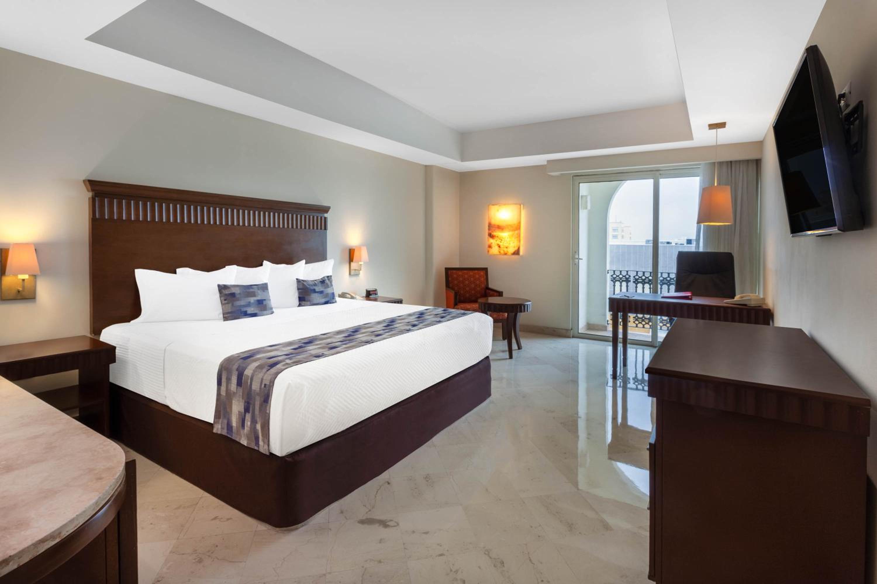 King Room - Non-Smoking - Photo 1