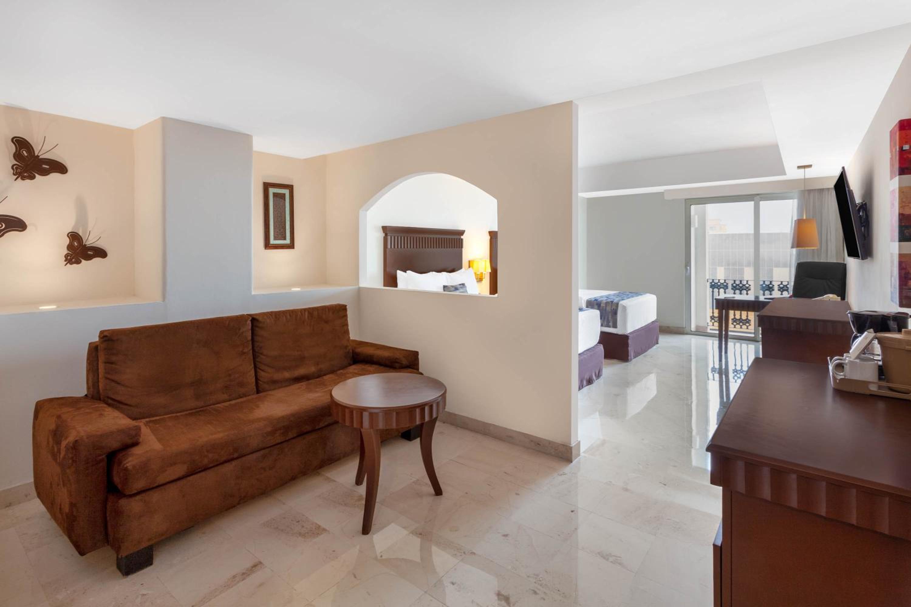 Junior Suite with Two Double Beds - Non-Smoking - Photo 3