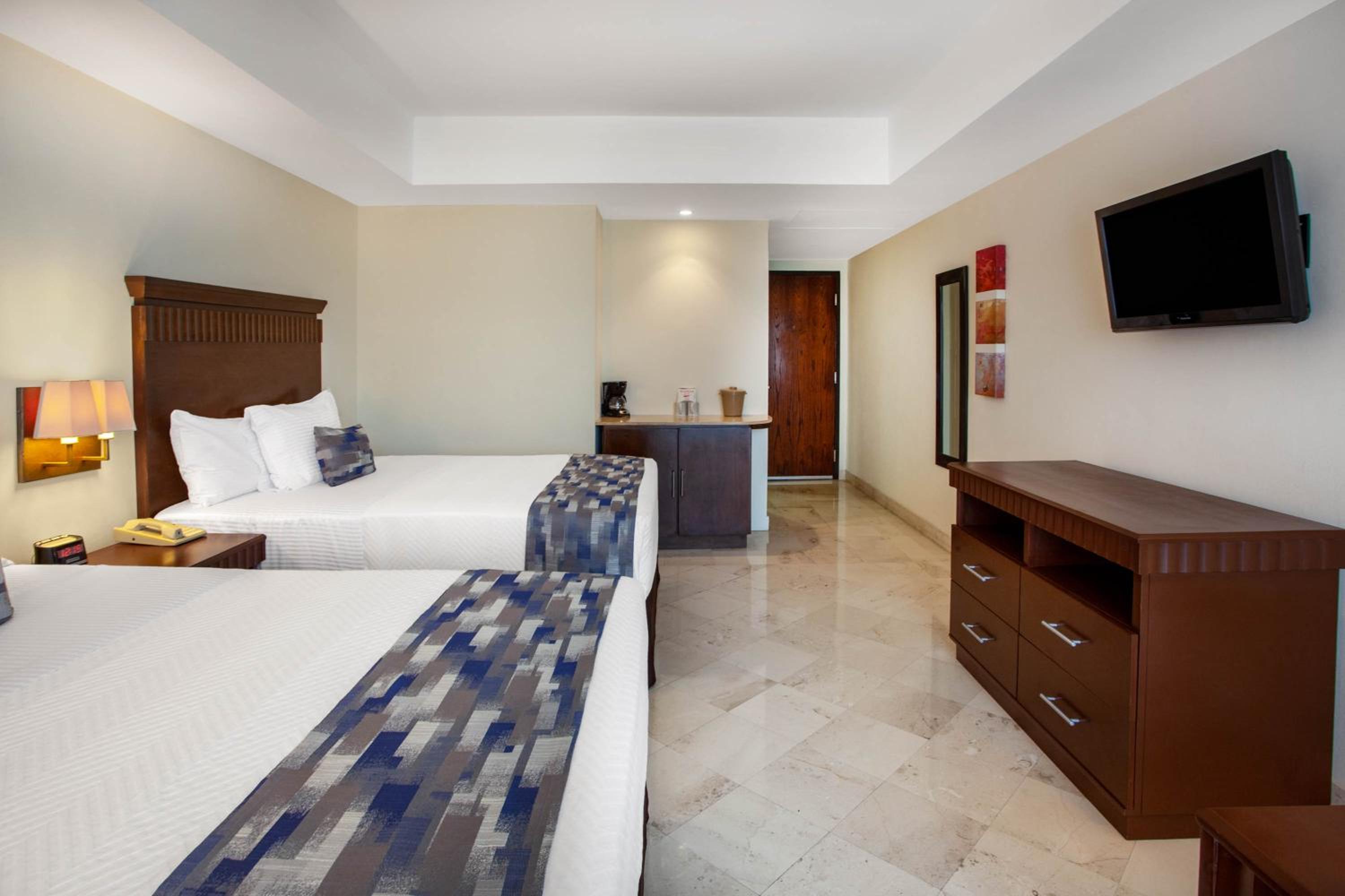 Junior Suite with Two Double Beds - Non-Smoking - Photo 4