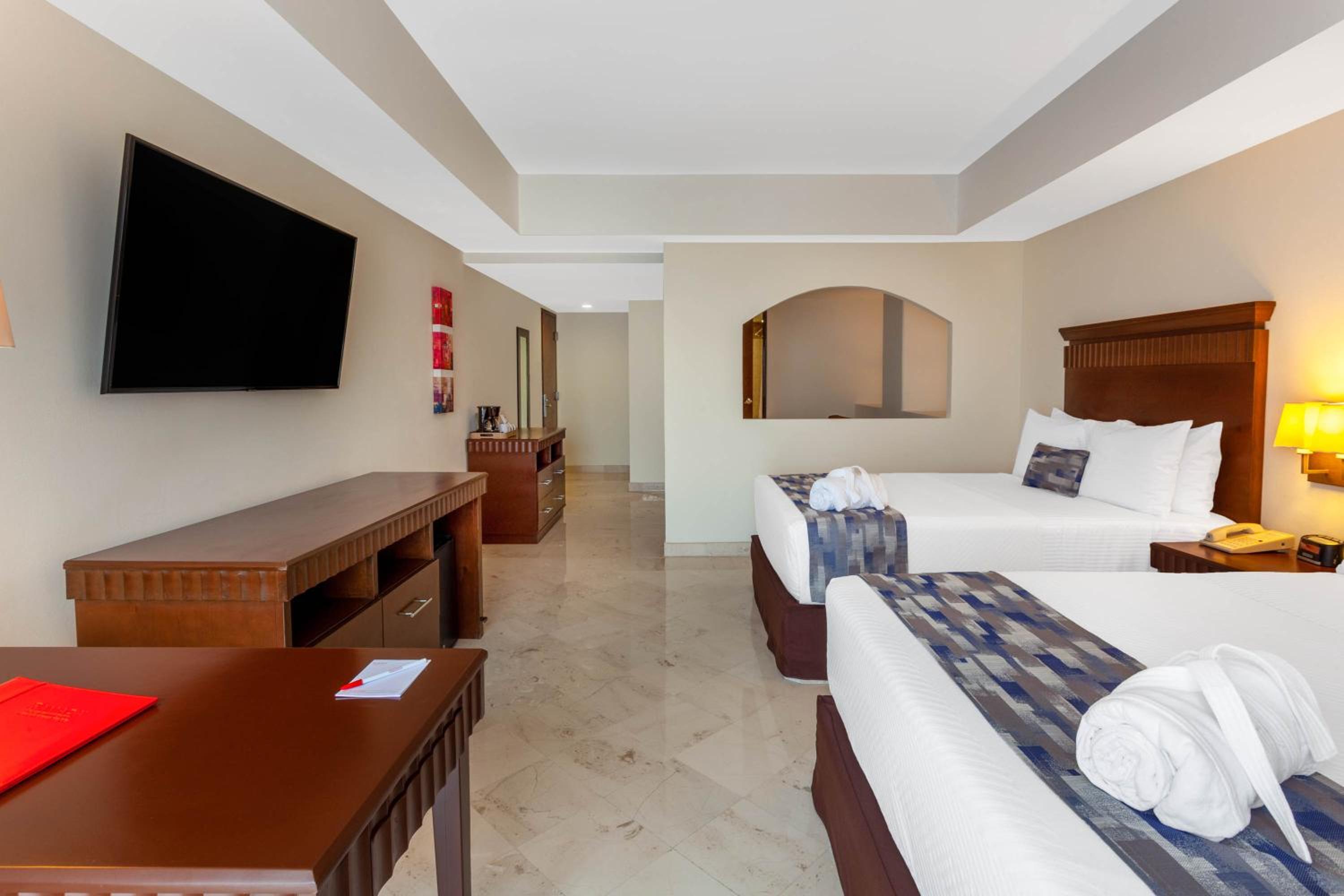 Junior Suite with Two Double Beds - Non-Smoking - Photo 1