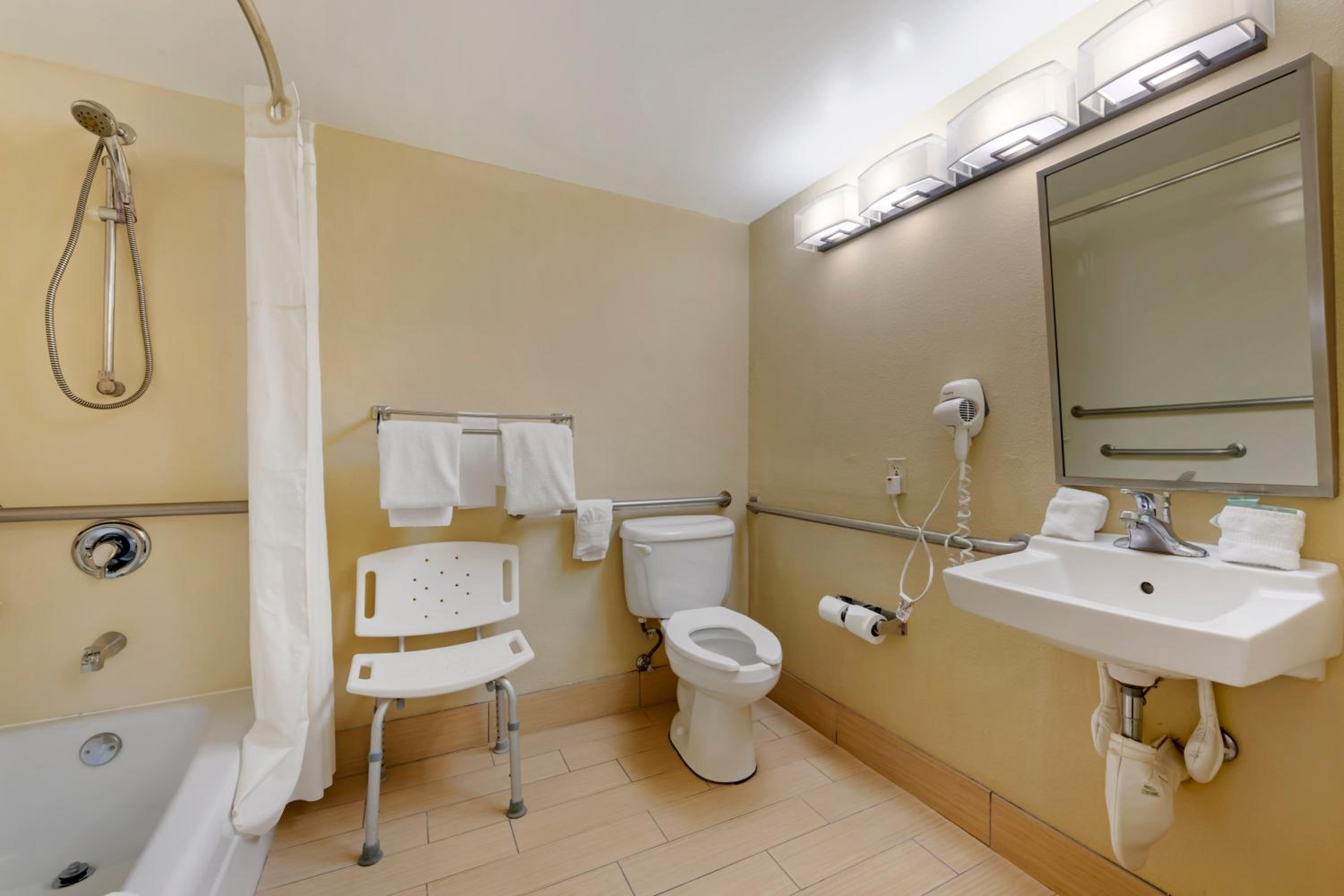 Queen Room - Disability Access Tub - Photo 6