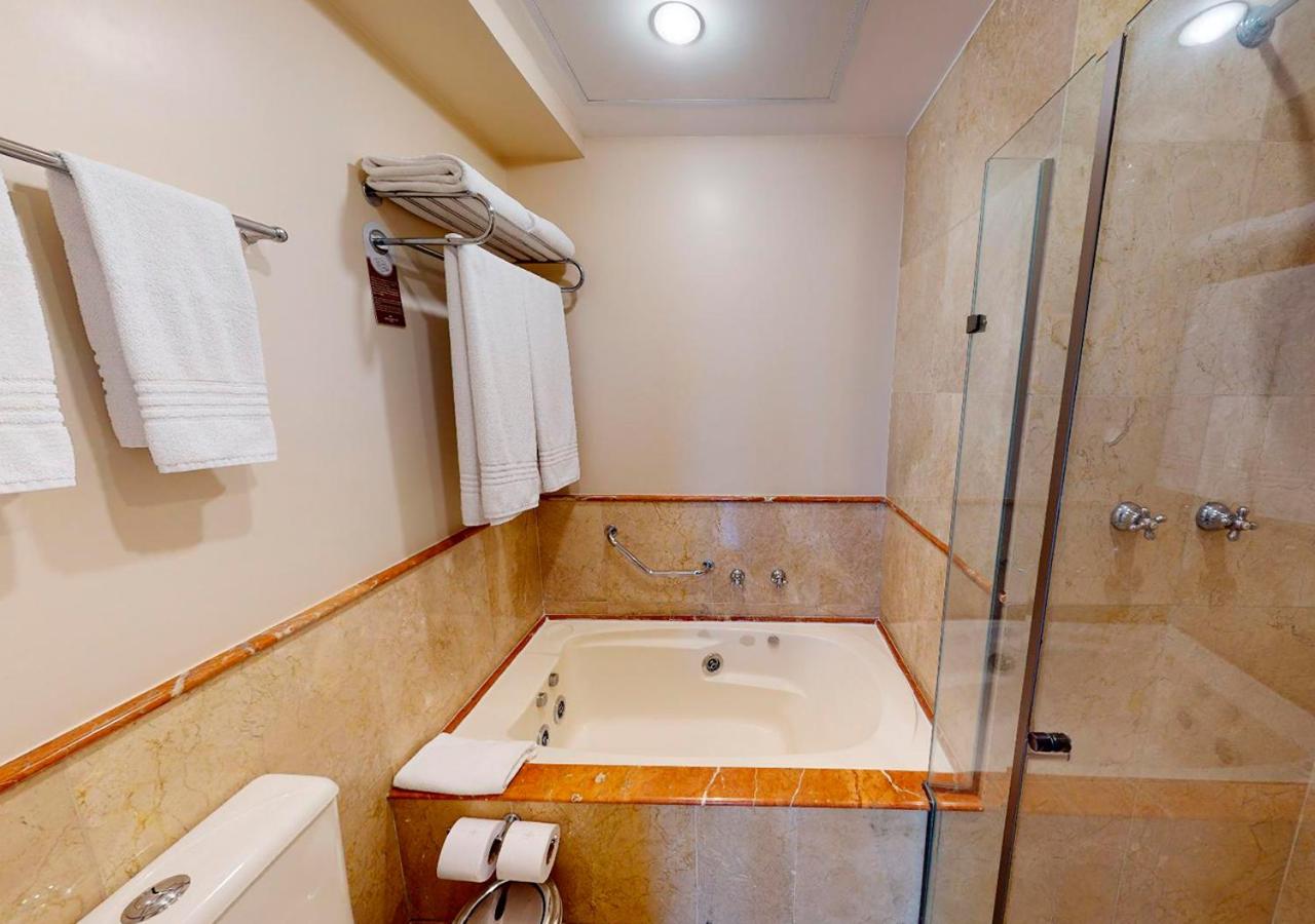 Queen Suite with Spa Bath