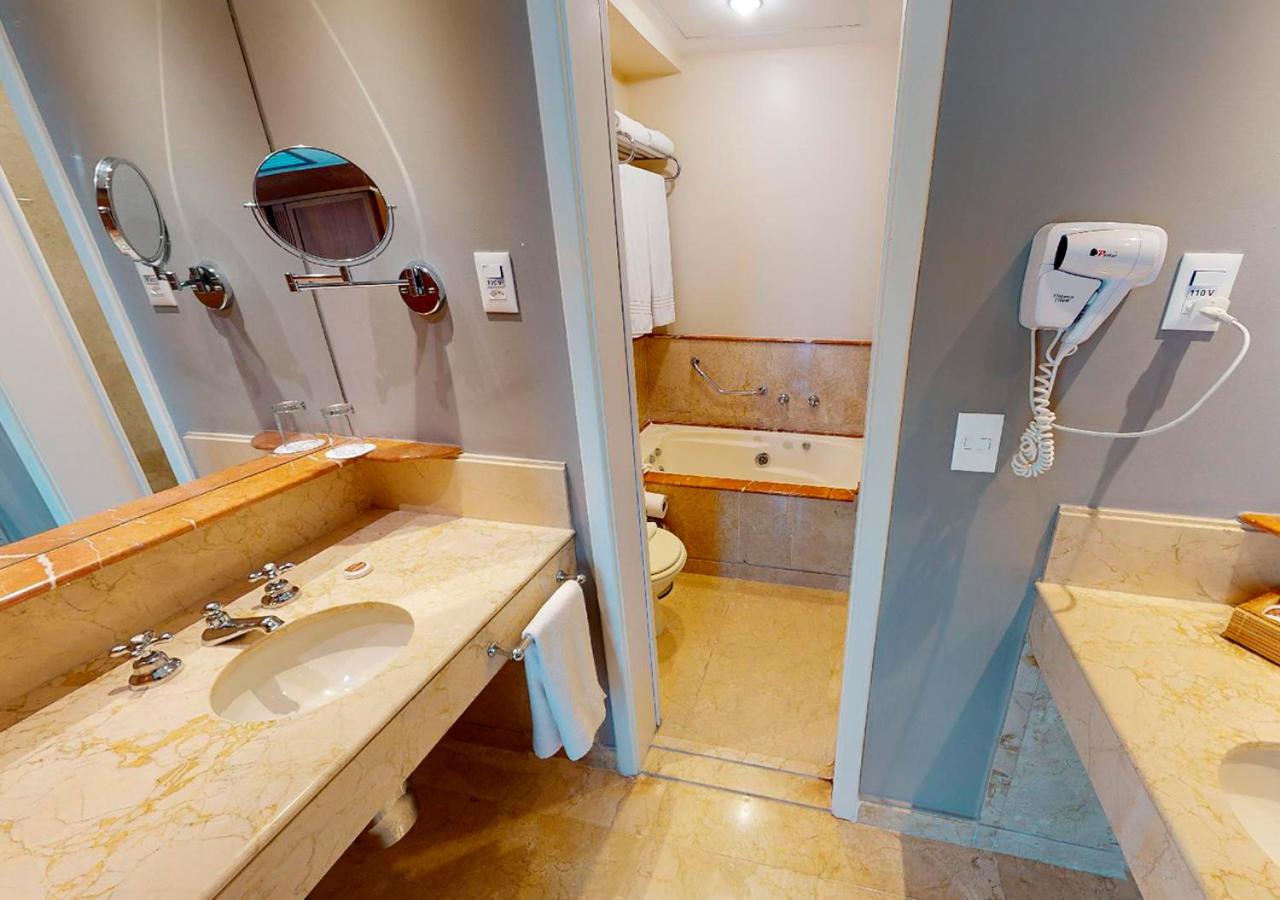 Queen Suite with Spa Bath