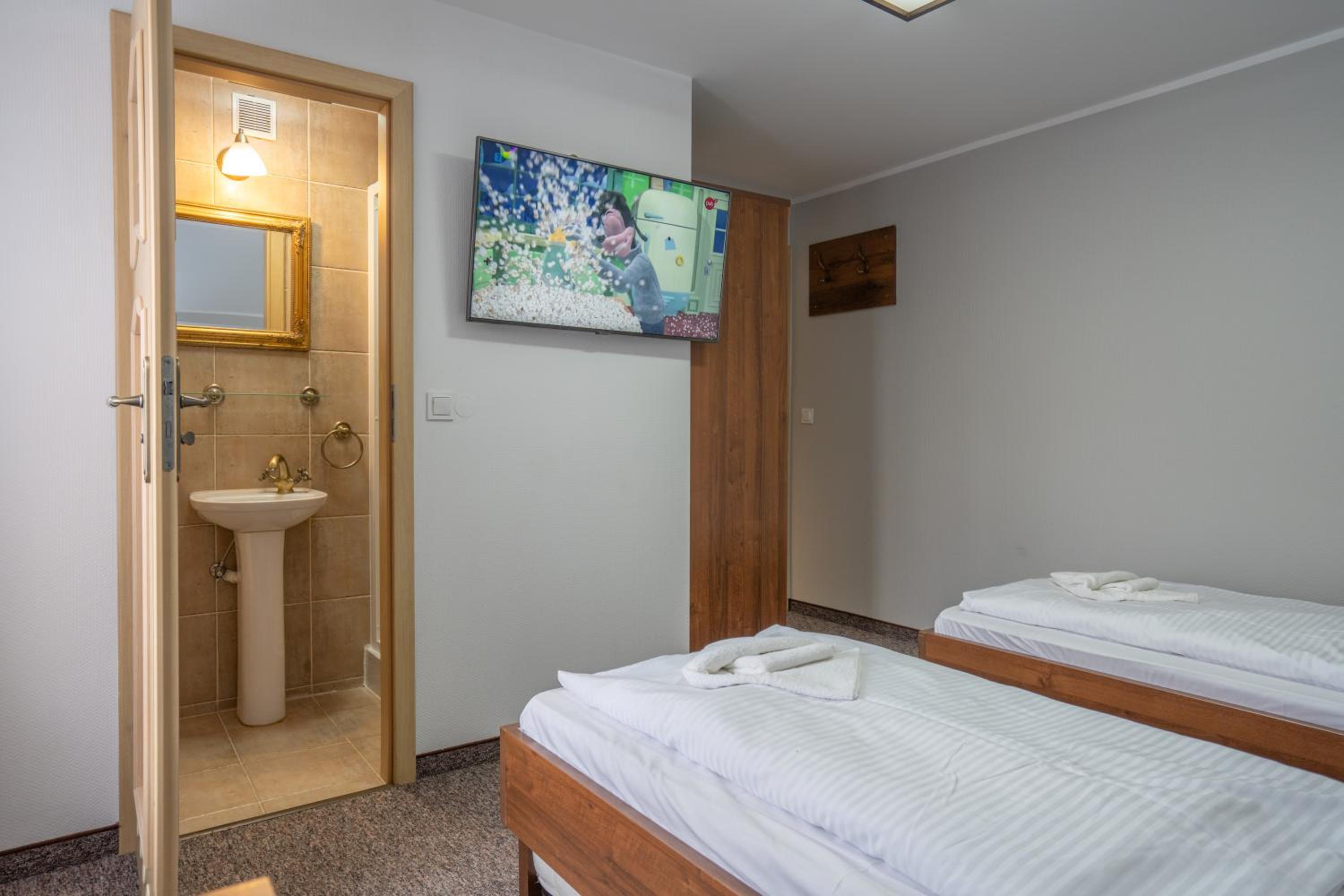 Triple Room with Private Bathroom - Photo 2