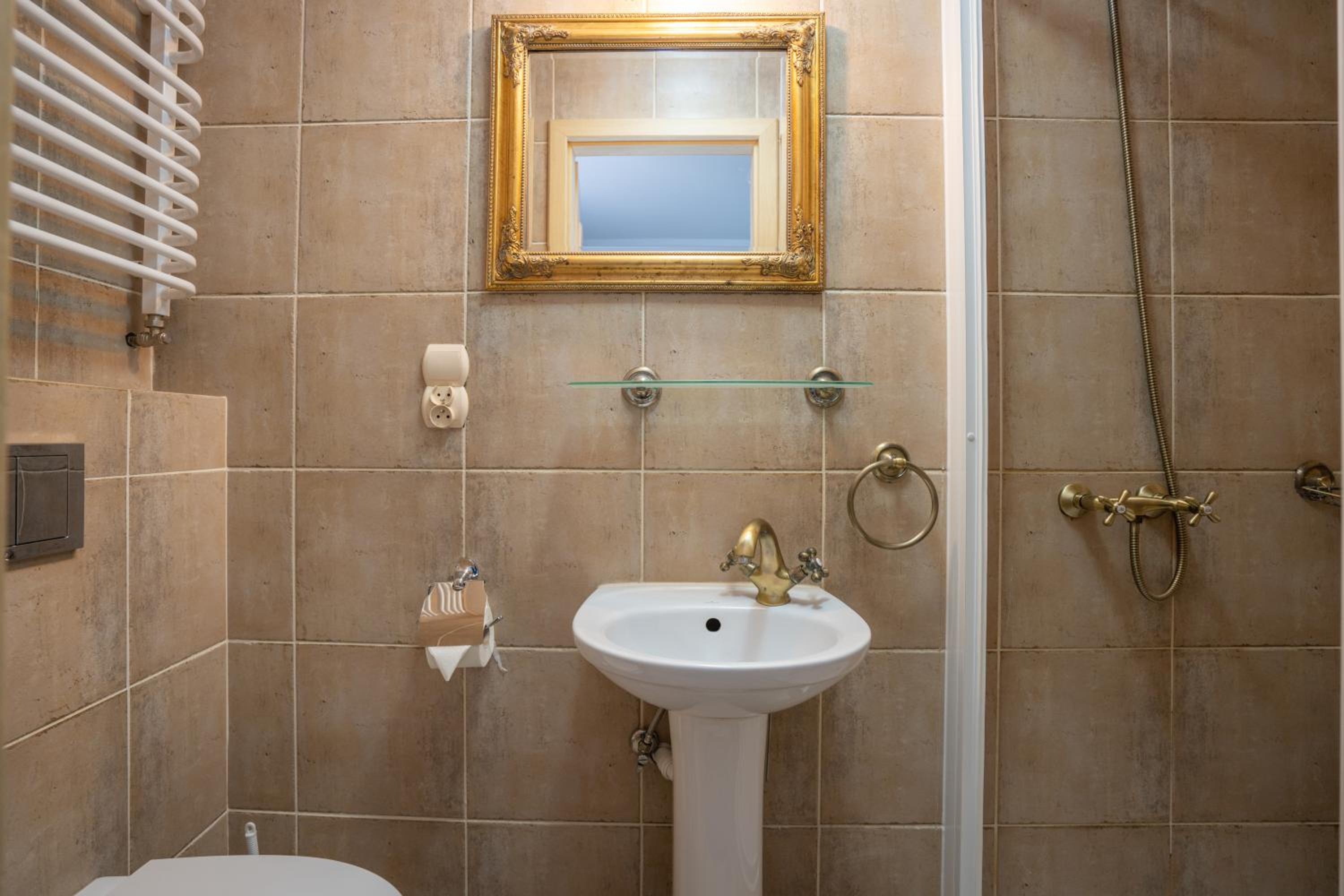 Triple Room with Private Bathroom - Photo 3