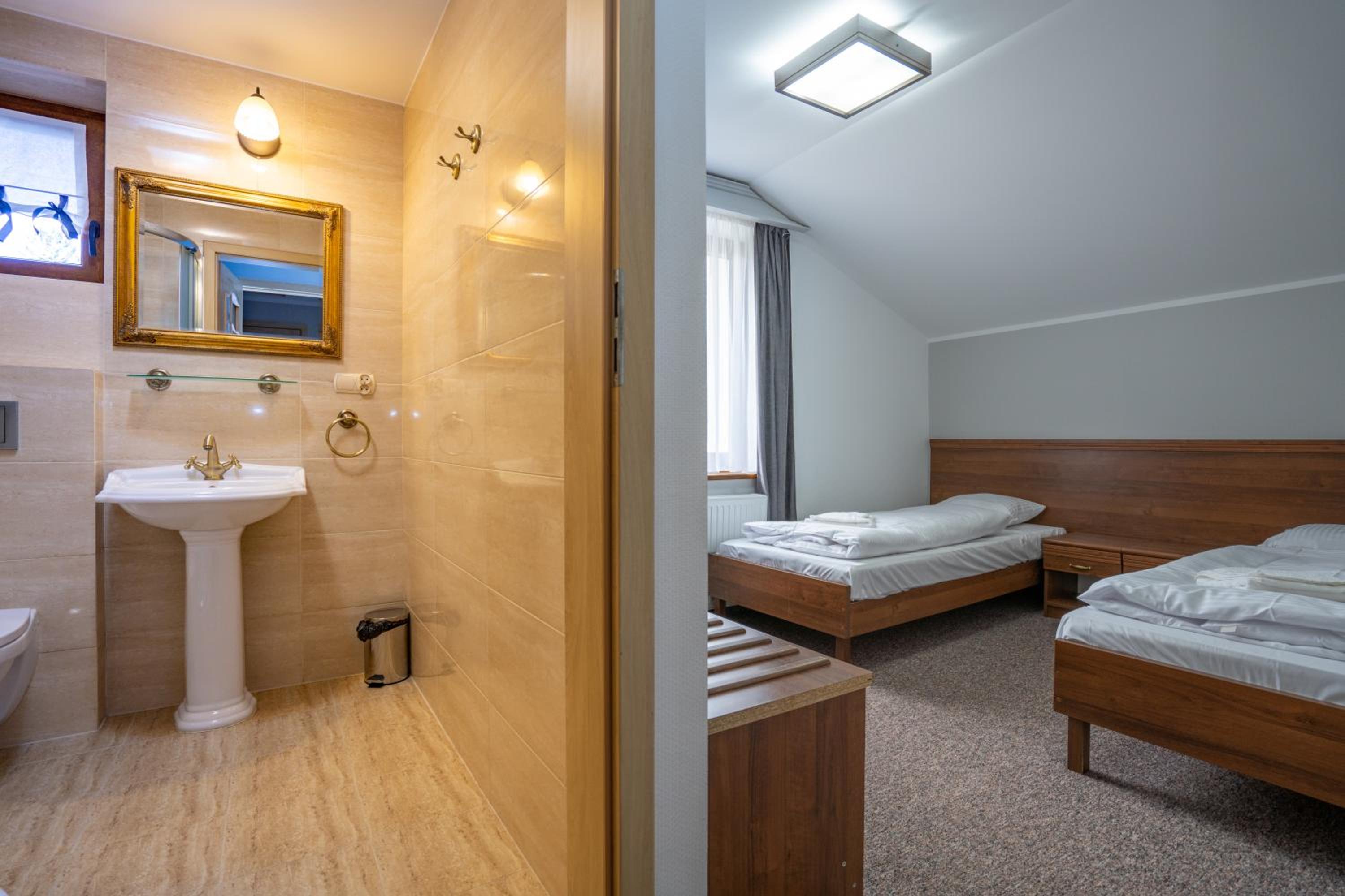 Double Room with Private Bathroom - Photo 1