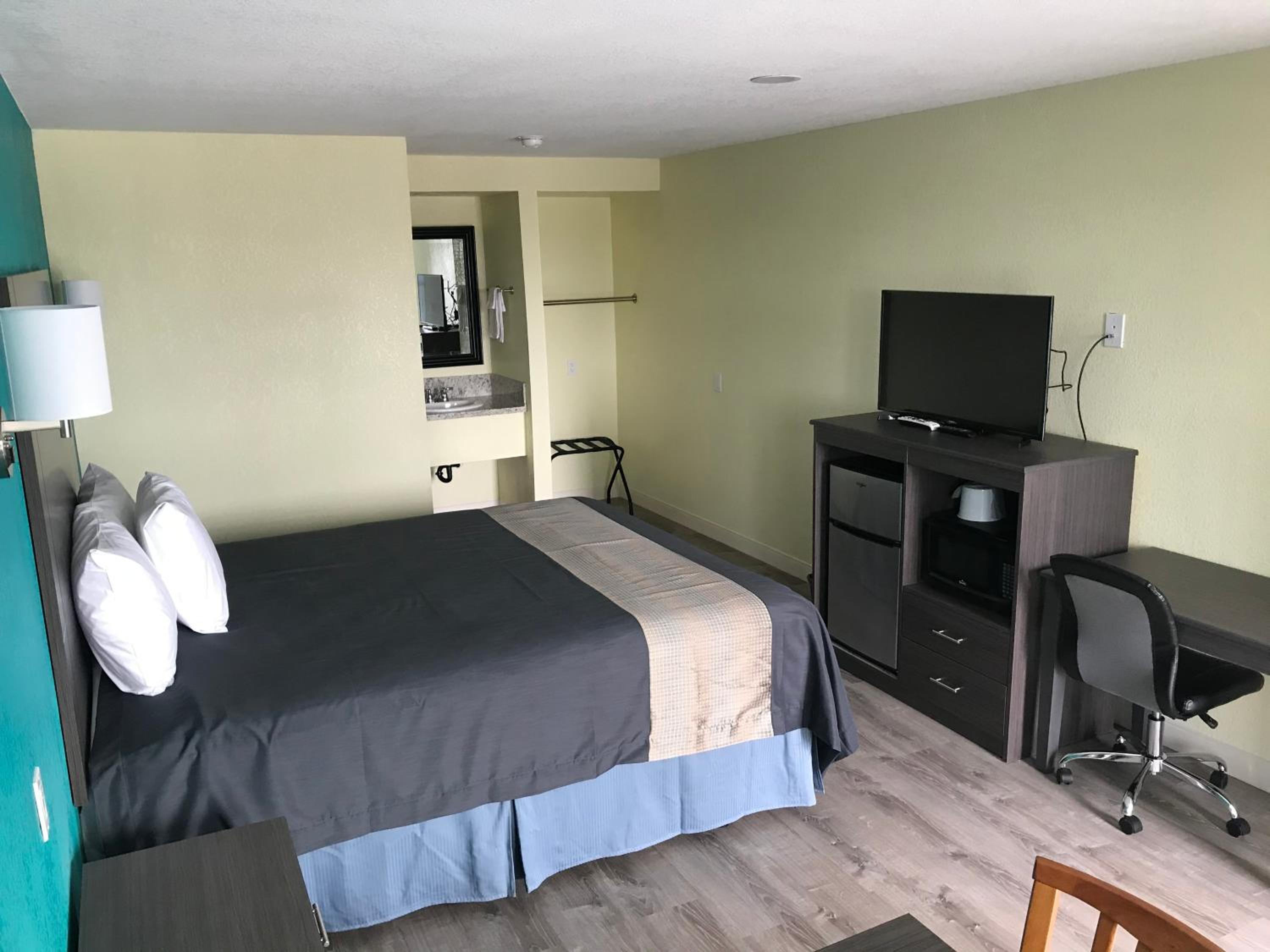 Deluxe King Room - Photo 1
