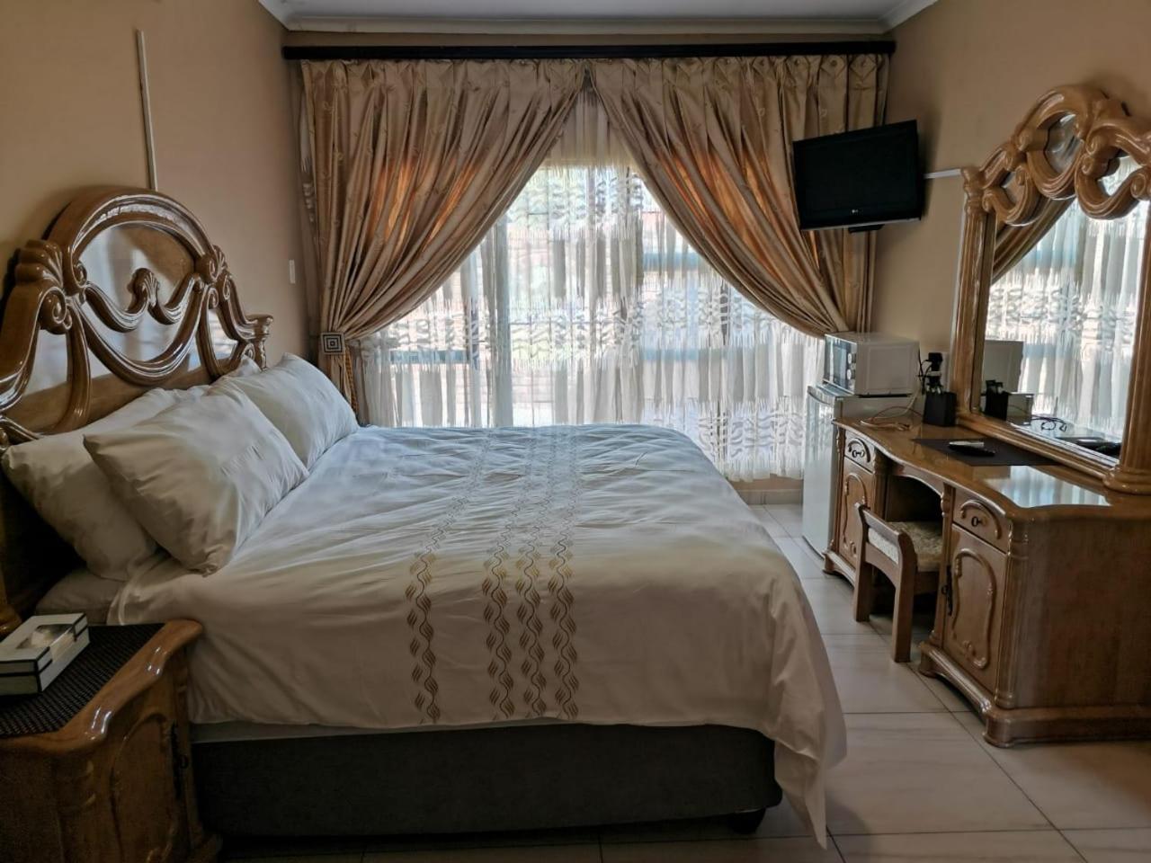 Deluxe King Suite photo 1