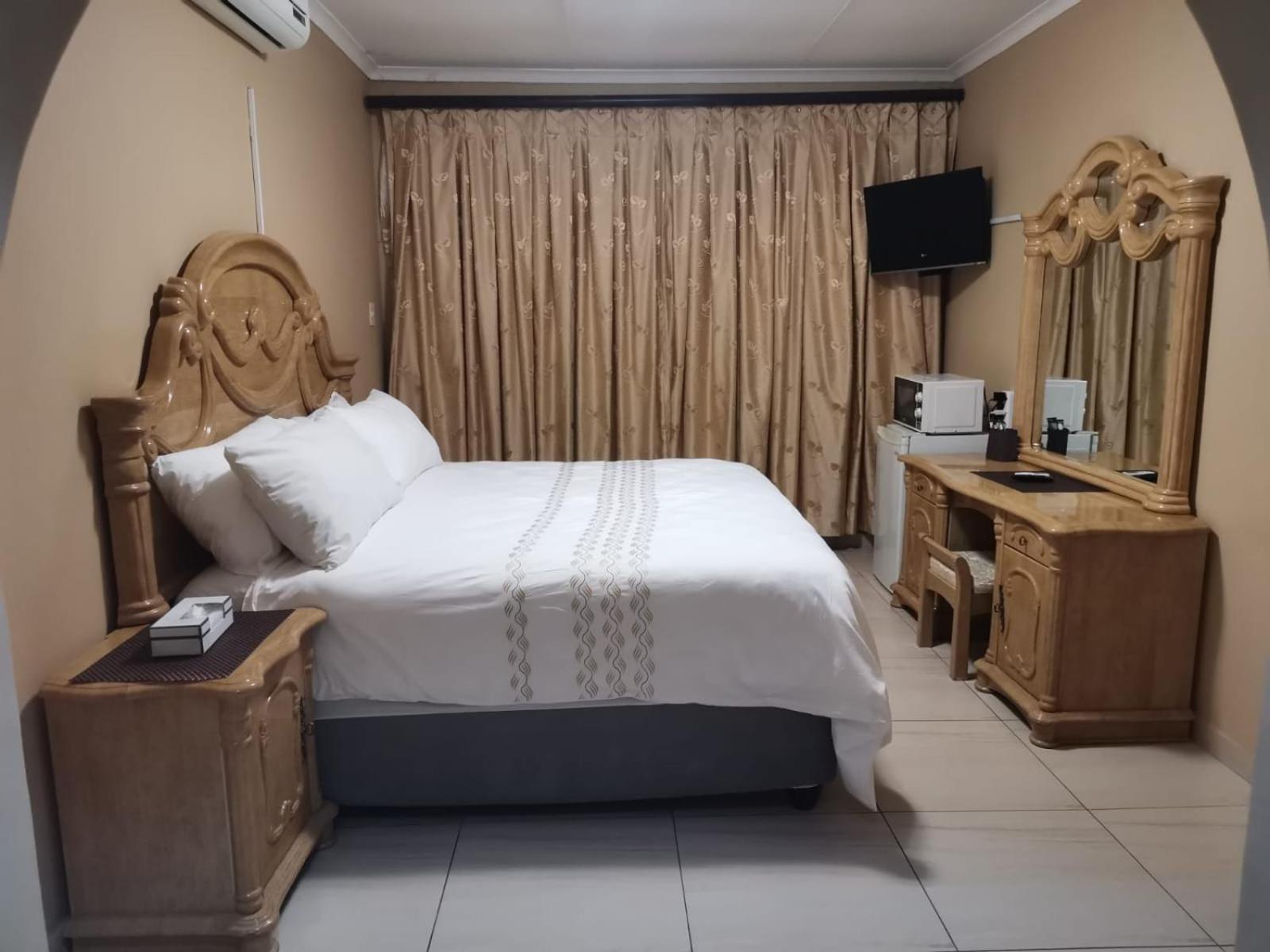 Deluxe King Suite photo 2